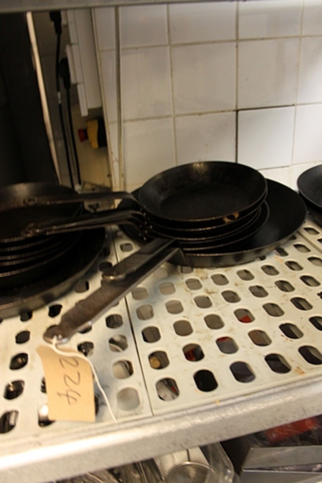 7 x cast iron frying pans various sizes as lotted