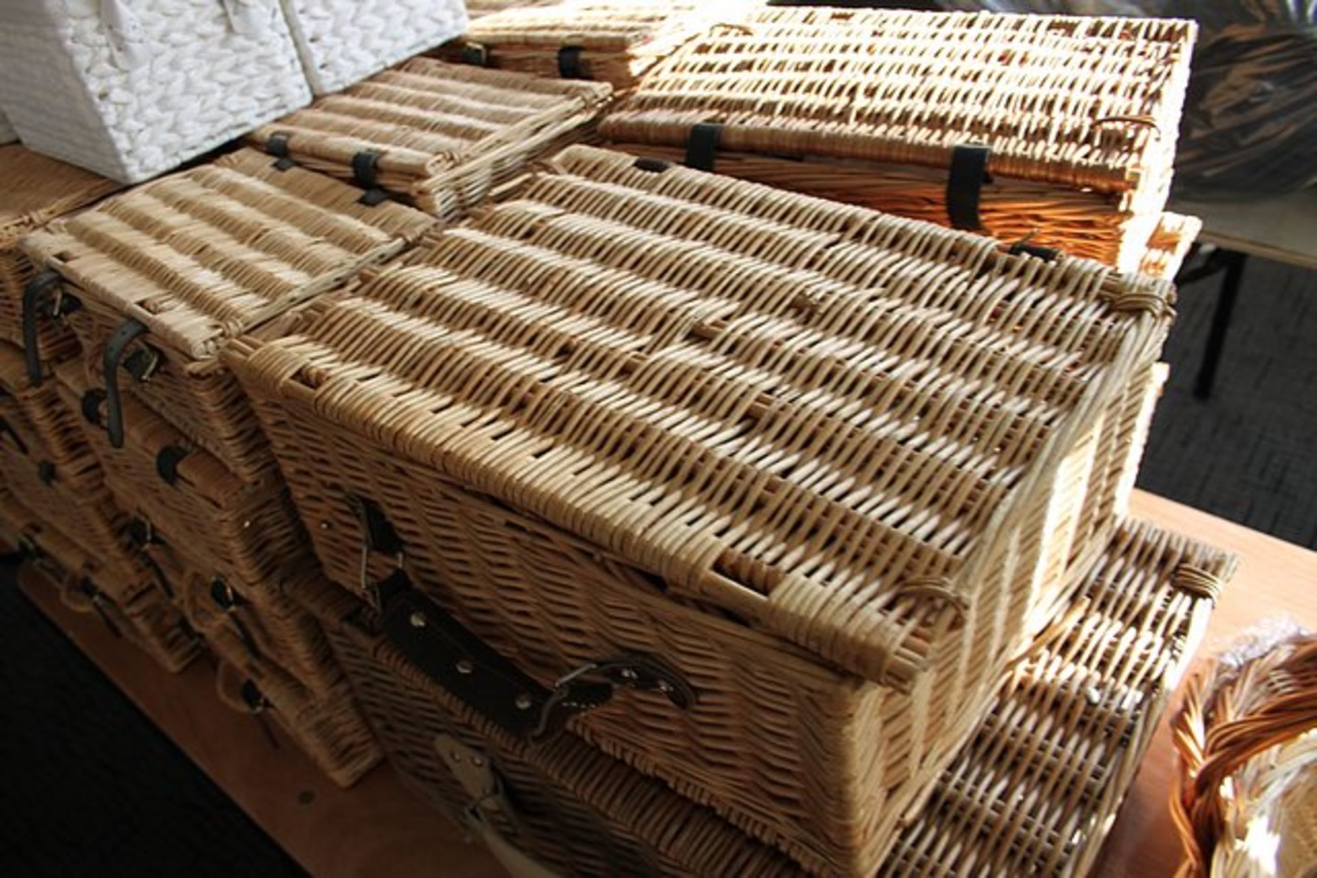 Approximately 60 x wicker picnic baskets and wicker bread baskets - Image 2 of 4
