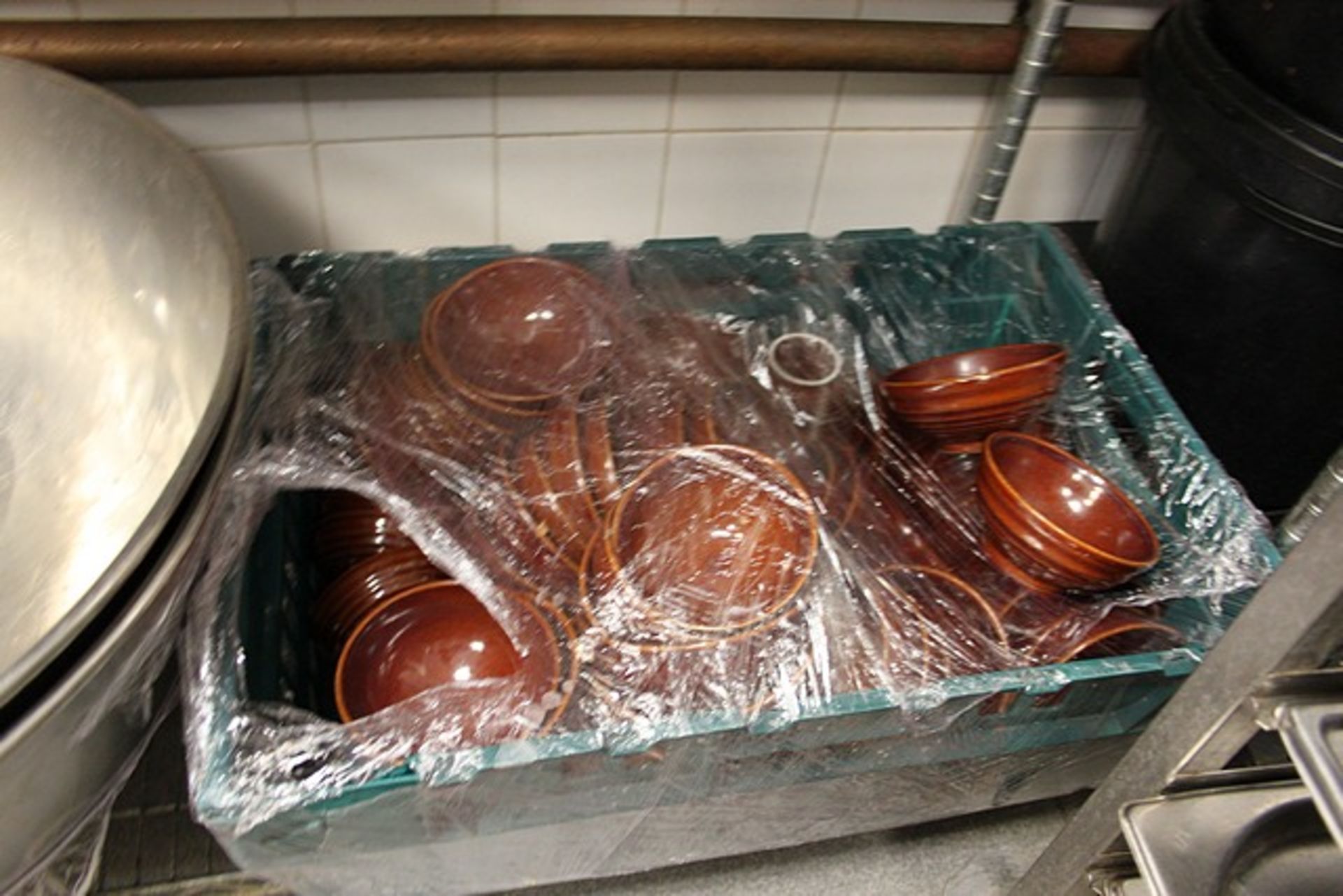 A quantity of earthenware as lotted - Image 2 of 2