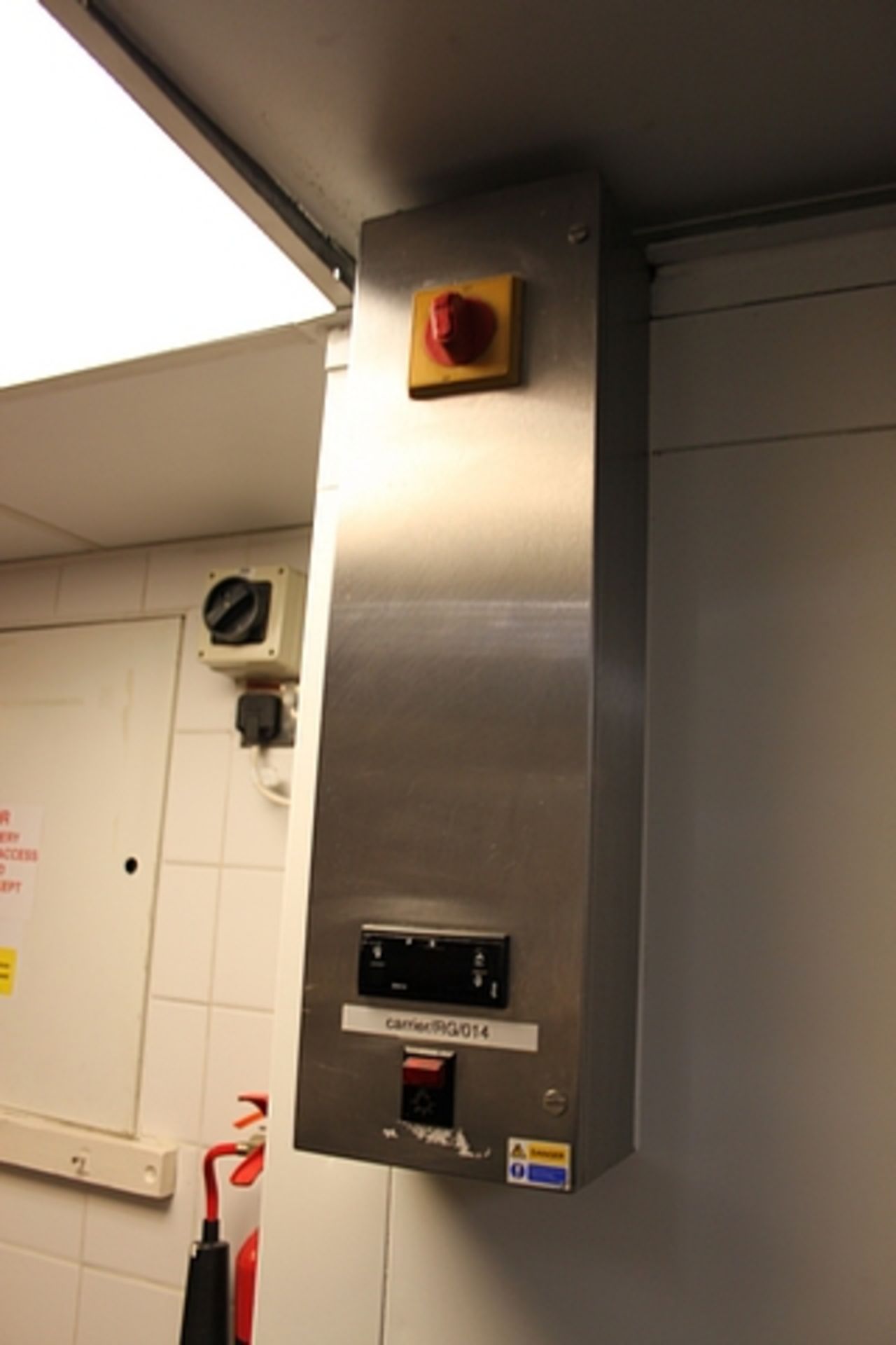 GP1-40 walk in freezer with Fermod sliding door 1800mm x 1050mm x 2000mm complete with freezer - Image 2 of 5