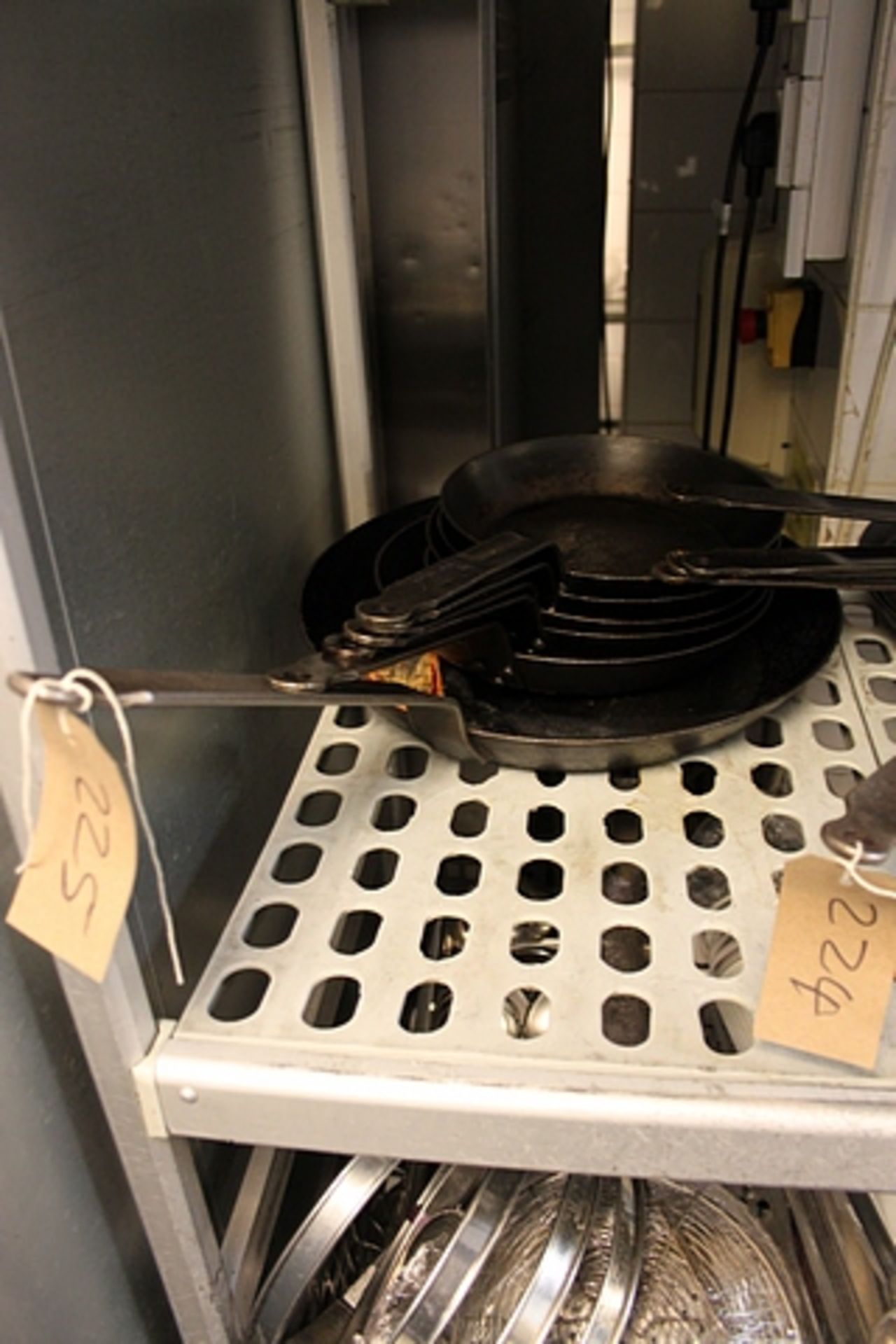 7 x cast iron frying pans various sizes as lotted
