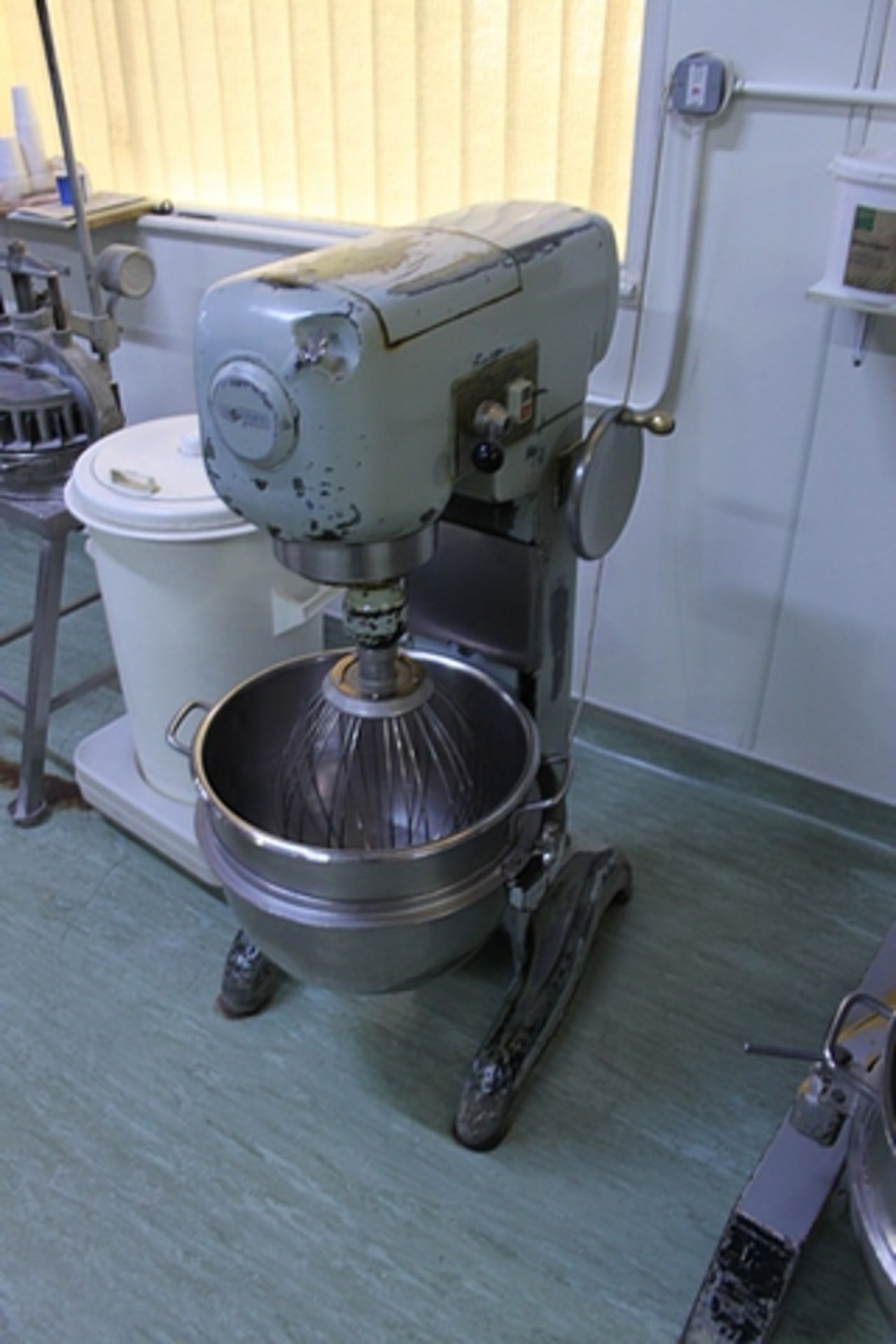 Hobart SE601 planetary mixer 60 quart with bowl and tooling (1569346)