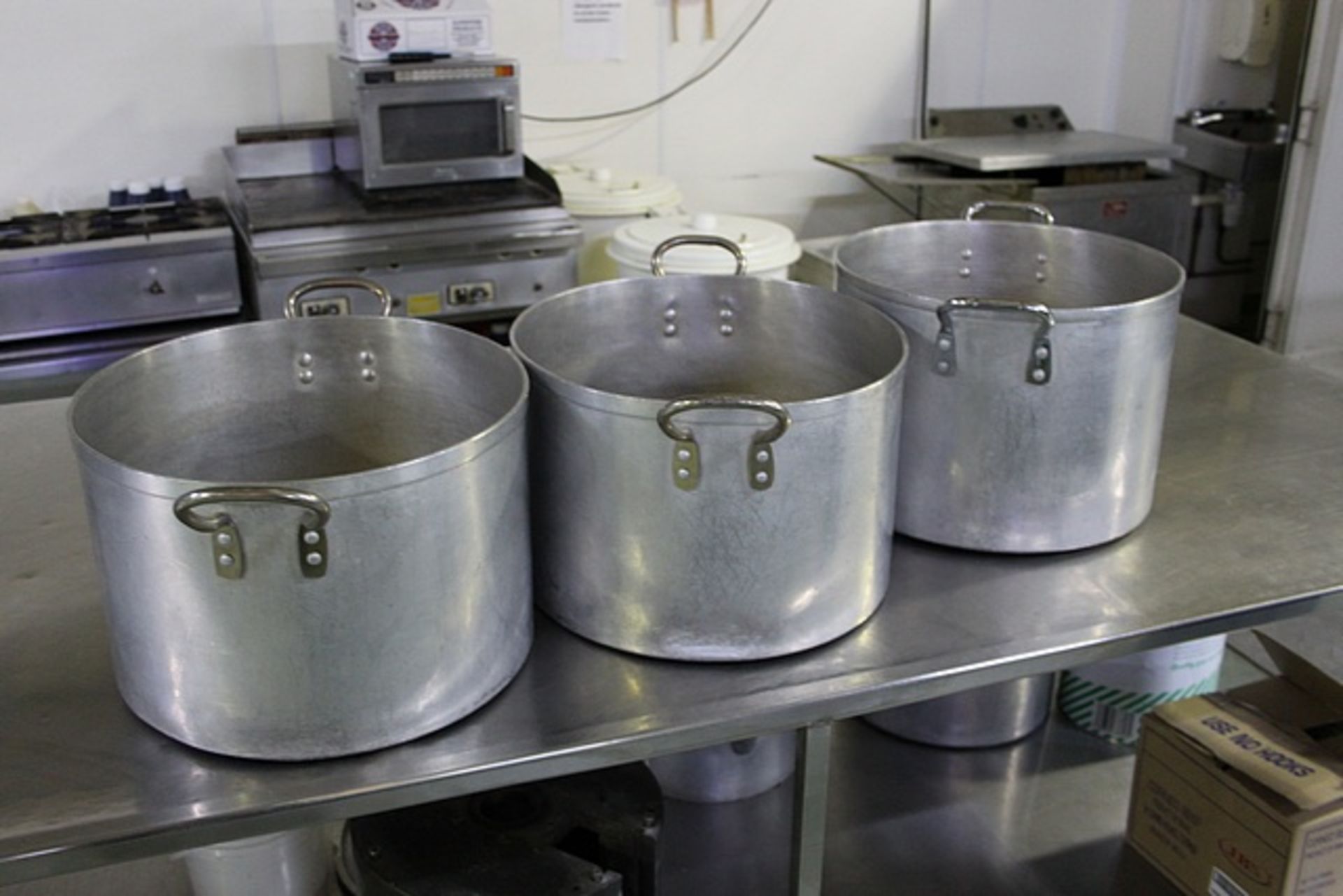 A quantity of aluminium stock pots