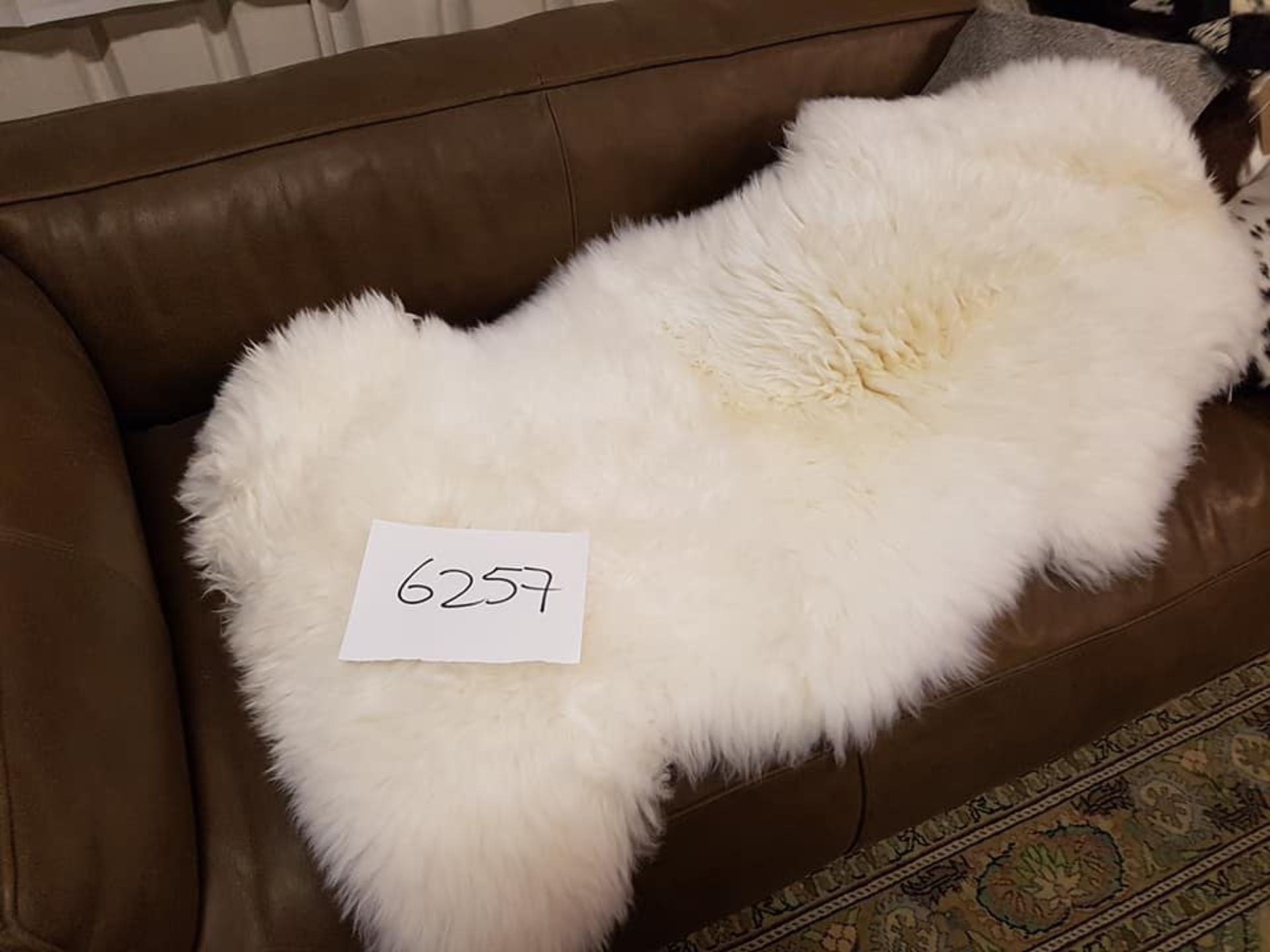 White Natural 100% Sheepskin Pelt / Rug 1200mm x 700mm