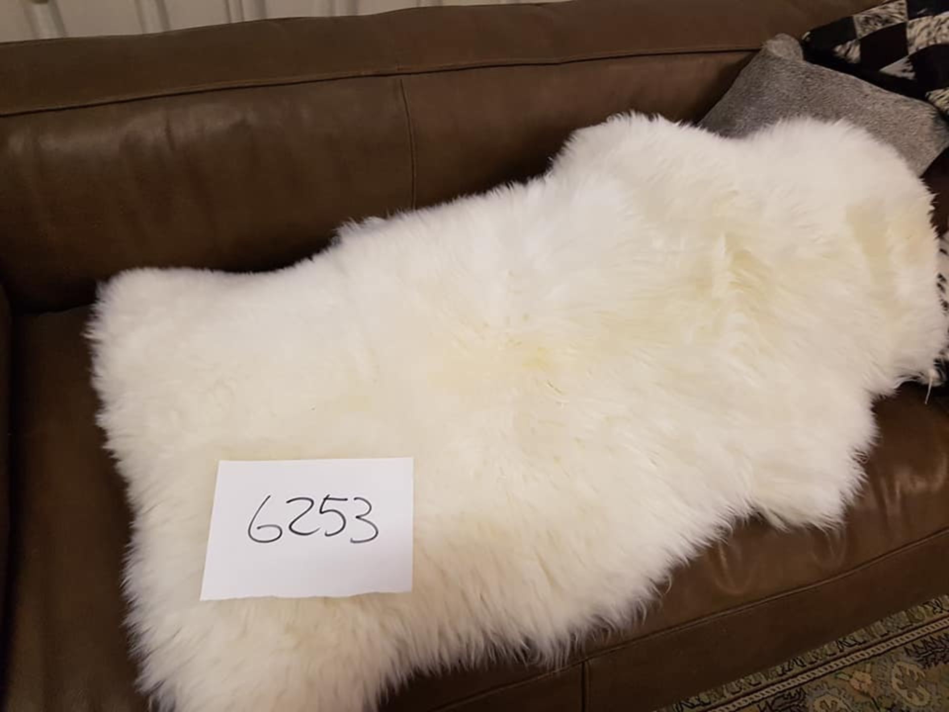 White Natural 100% Sheepskin Pelt / Rug 1200mm x 700mm