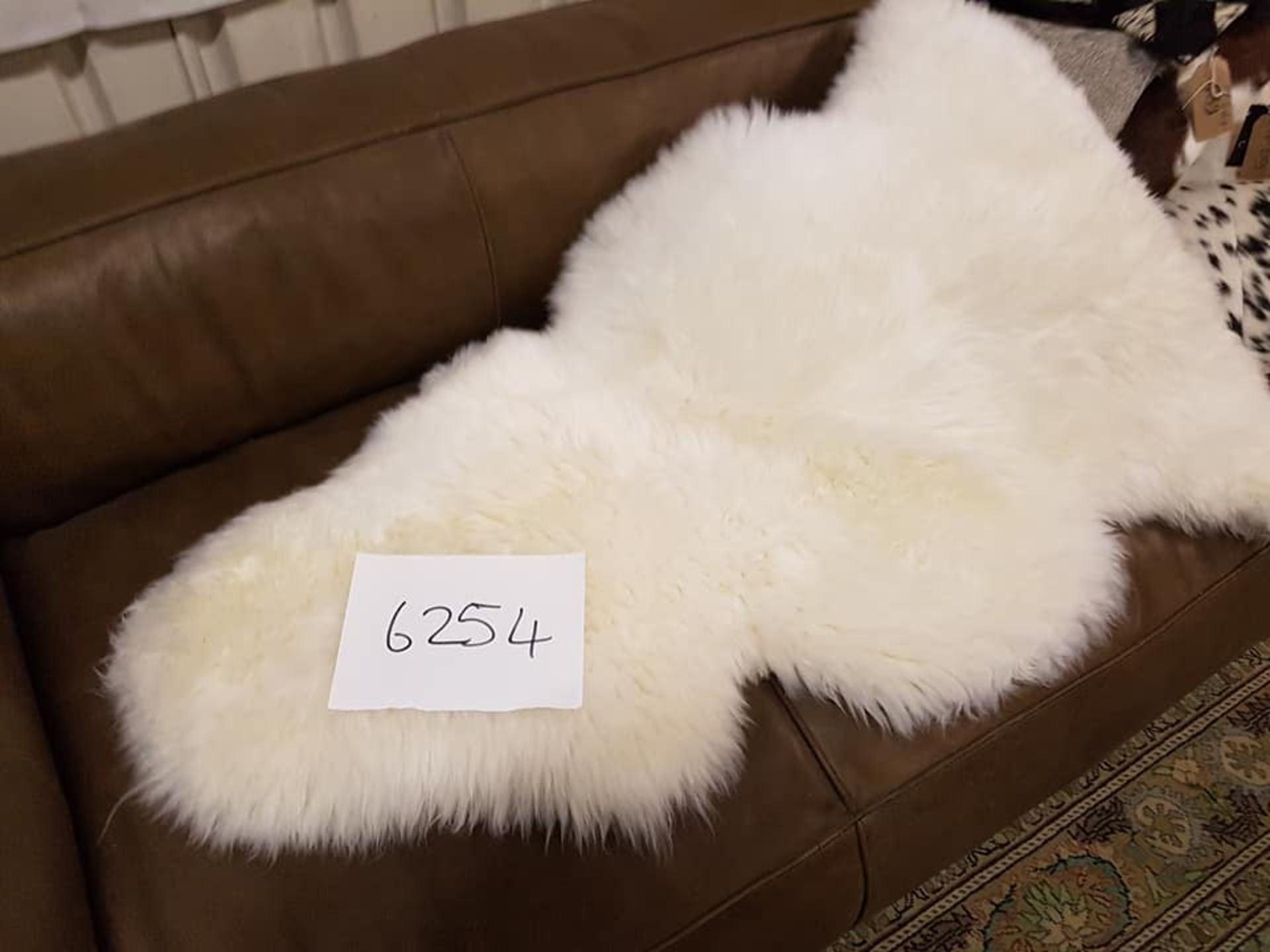 White Natural 100% Sheepskin Pelt / Rug 1200mm x 700mm