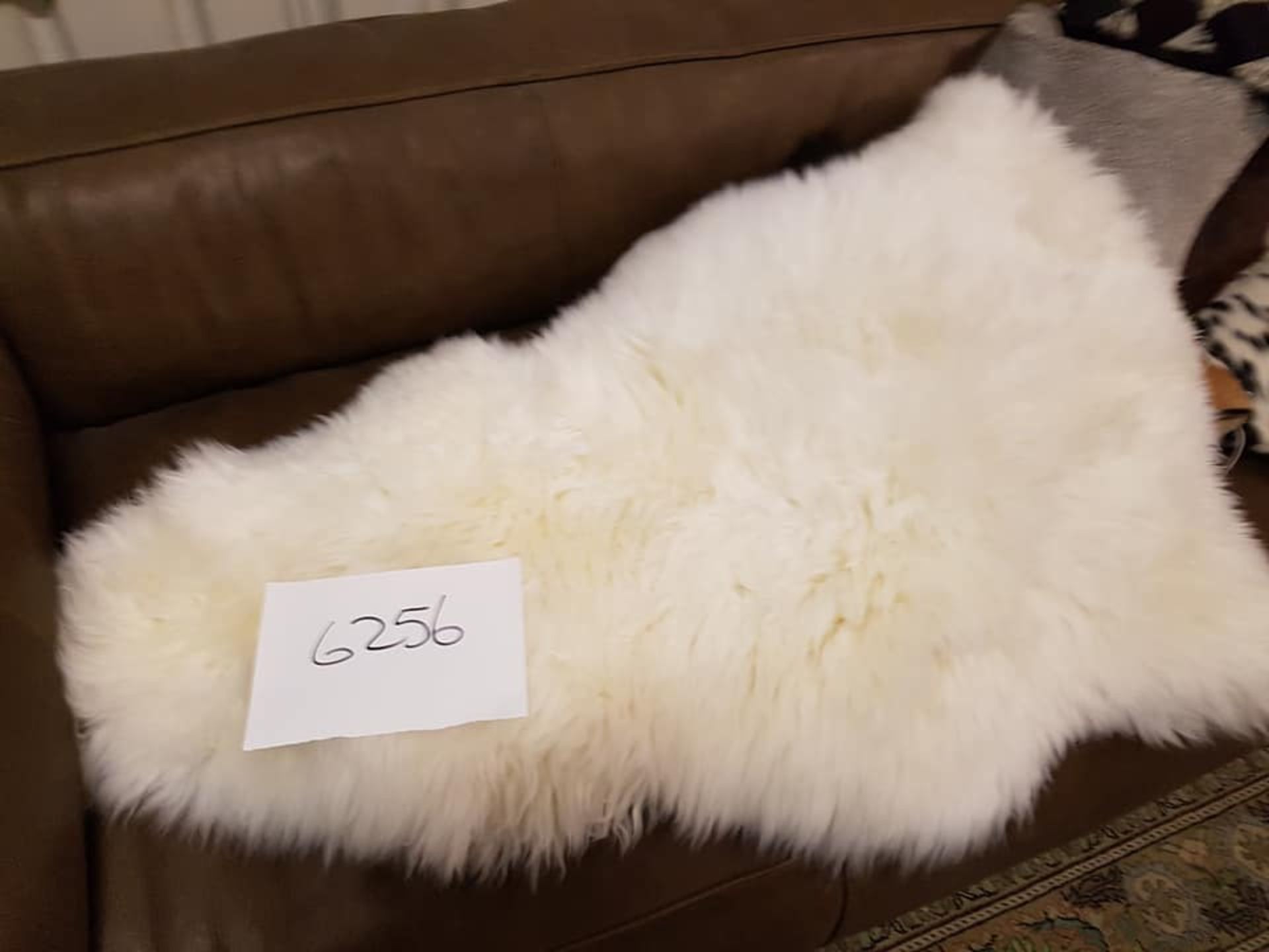 White Natural 100% Sheepskin Pelt / Rug 1200mm x 700mm