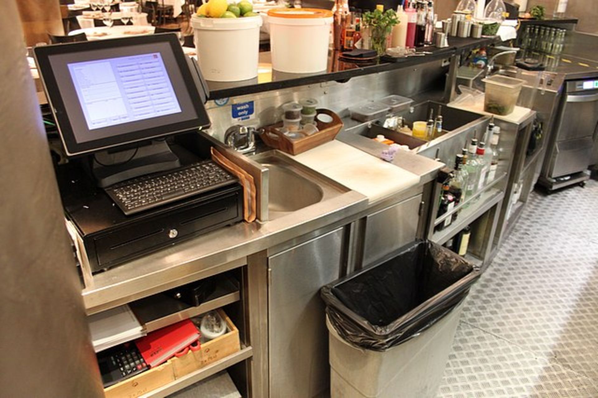 Complete bar counter comprising of a dark wood copper effect laminated front bar with honed marble - Image 6 of 8