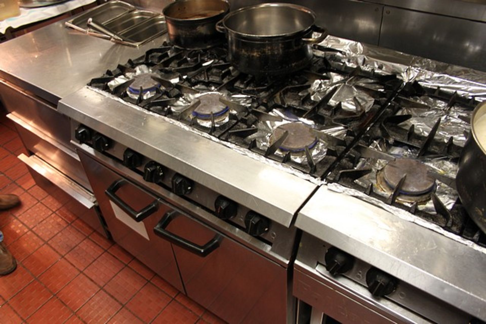 Falcon four burner gas range 6 x 5.3kW burners stainless steel hob individual cast iron pan supports - Image 2 of 2