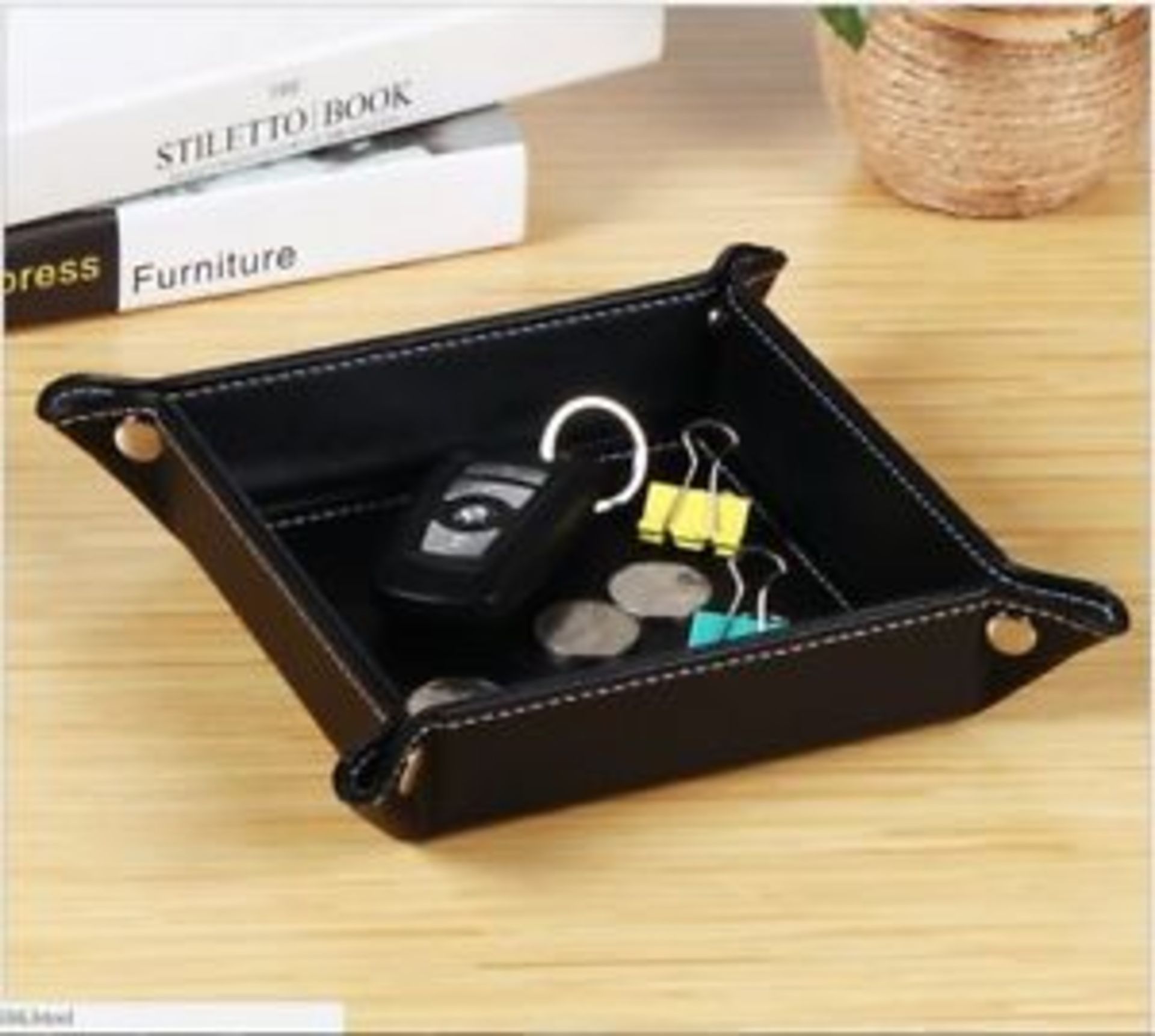 LA DOLCE VITA Coin Tray LA DOLCE VITA Crafted from quality Italian leather, this valet tray is an