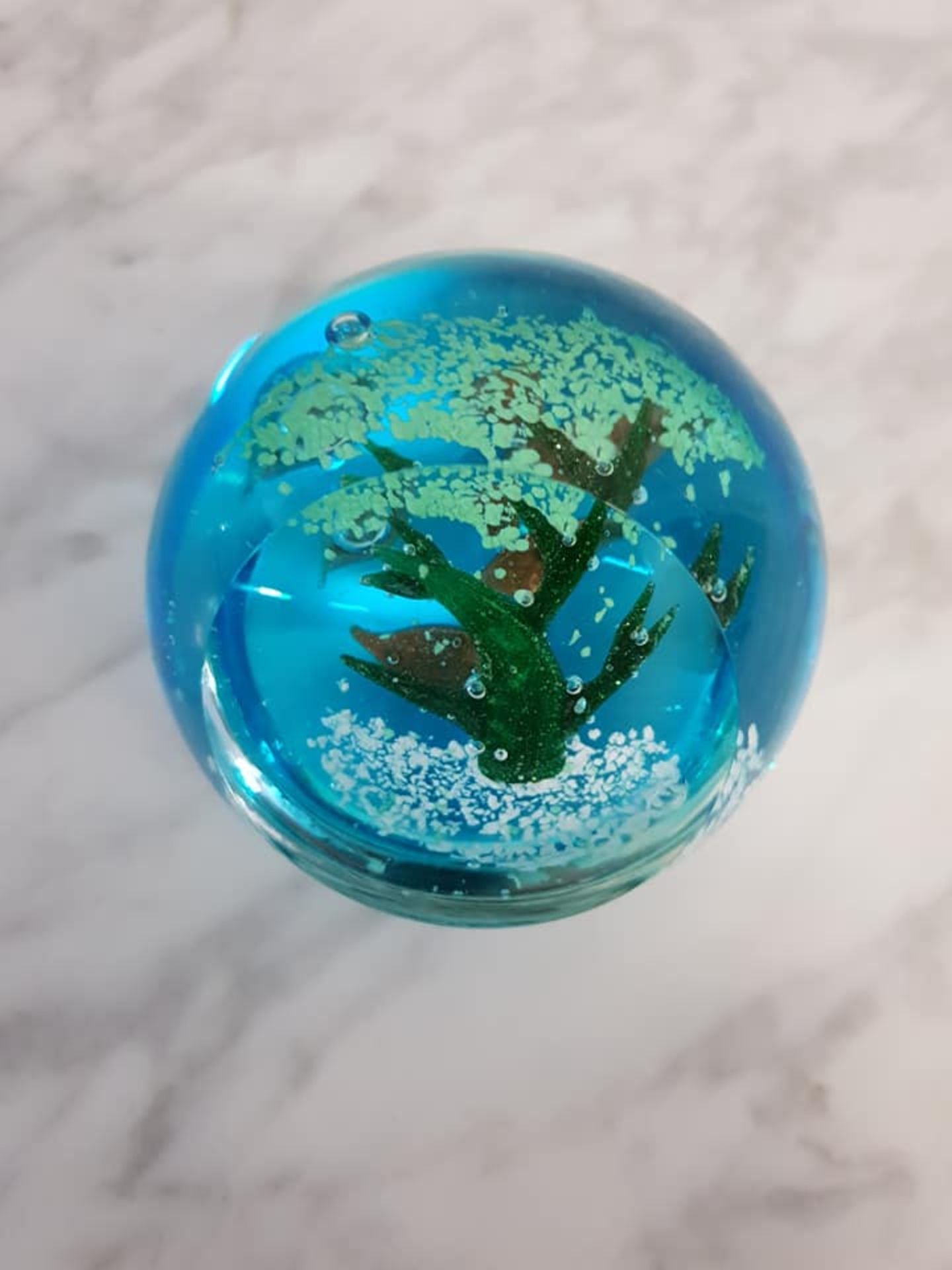 Bohemian blown art glass sphere paperweight 9cm light blu egreen and white with sea plant design - Image 2 of 2