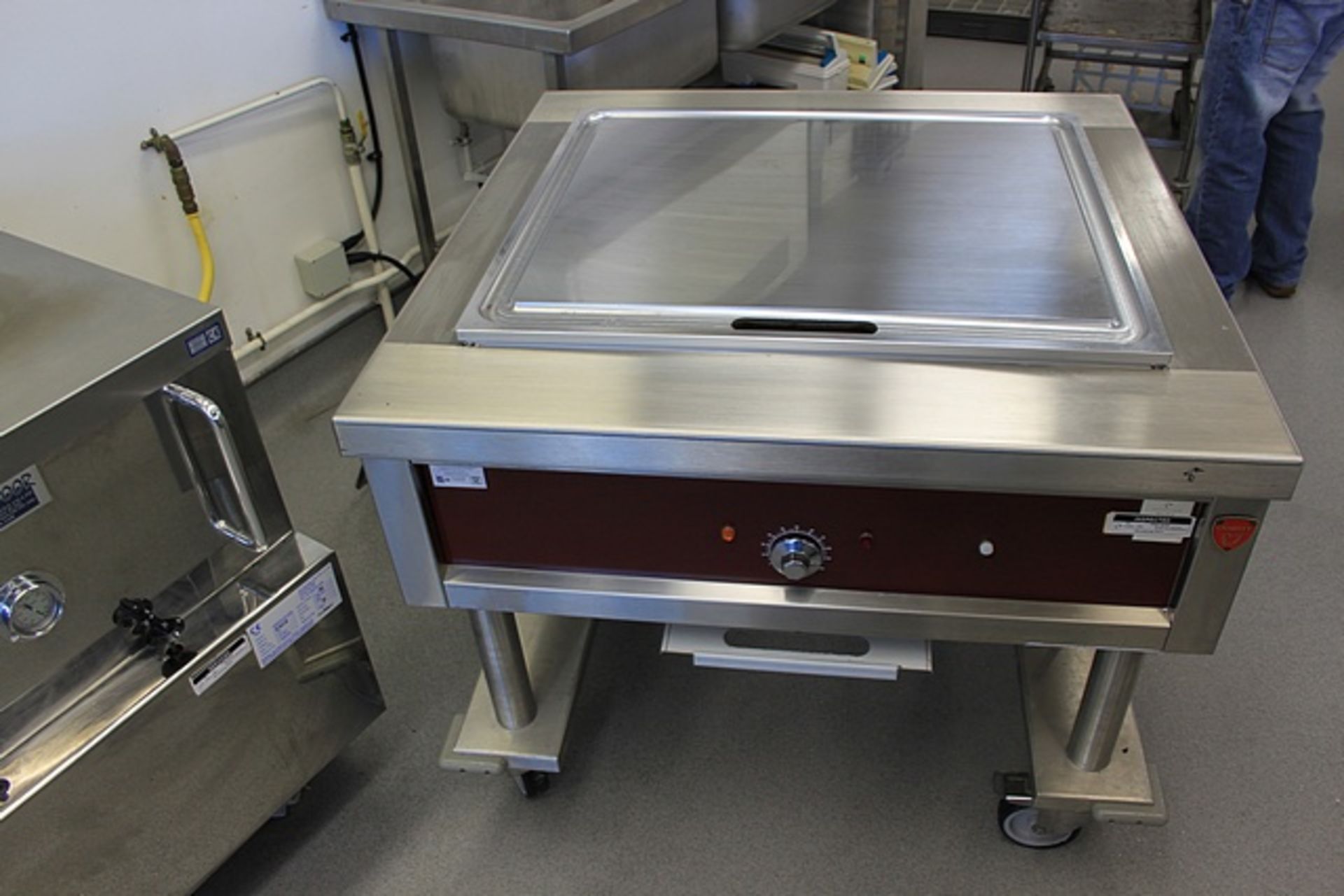 Charvet Plancha E 1000 Featuring a single 20mm thick steel plate (measuring 700mm X 500mm deep), the