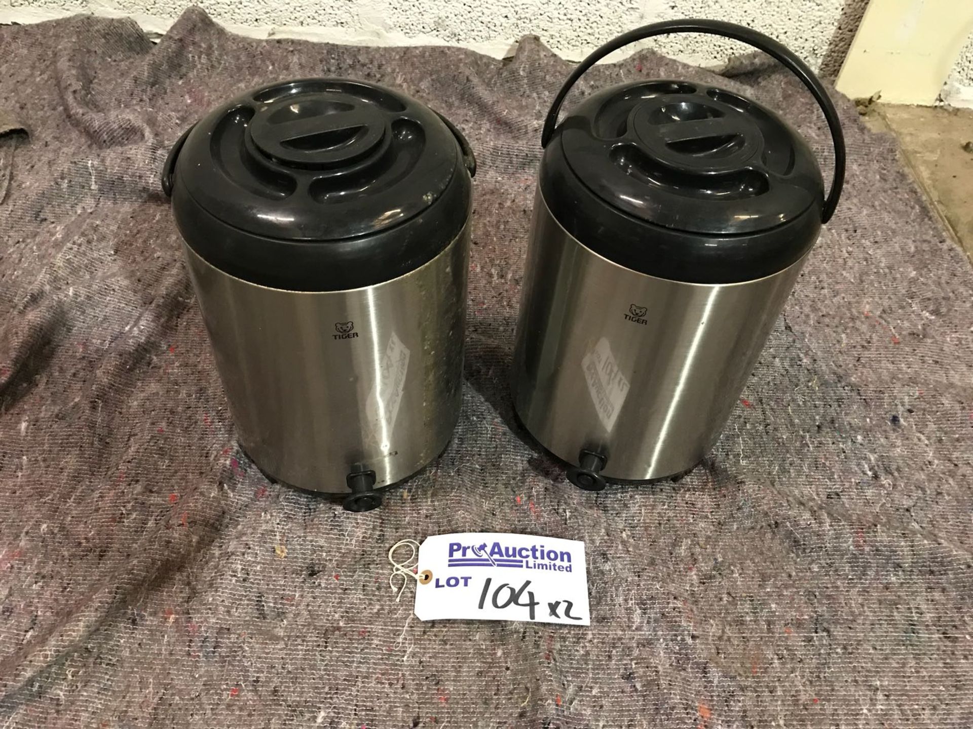 2 x insulated flasks keep your beverages at the desired temperature for longer. this insulated