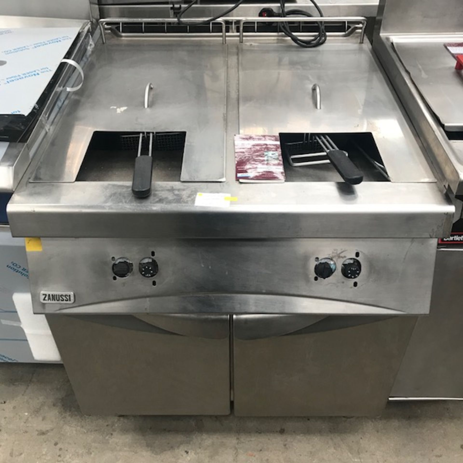 Zanussi Twin tank gas fryer Twin tank Gas fryer, stainless steel coated . 800 x 900 x 900mm - Image 2 of 2