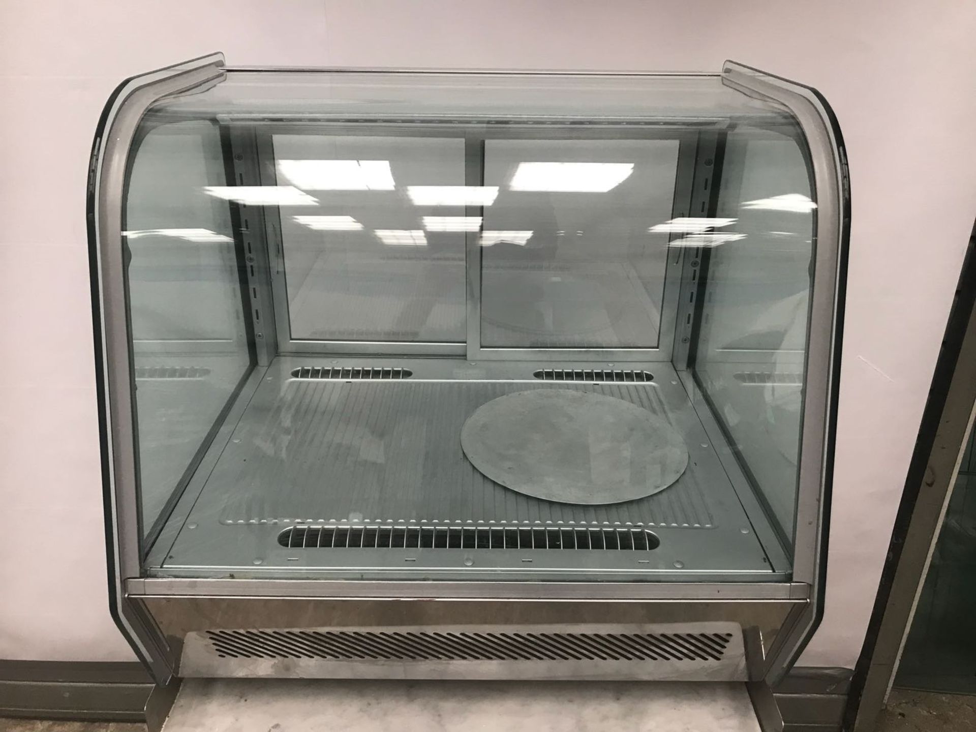 Glass fronted table top display chiller A high quality refrigerated merchandiser, featuring a - Bild 2 aus 2