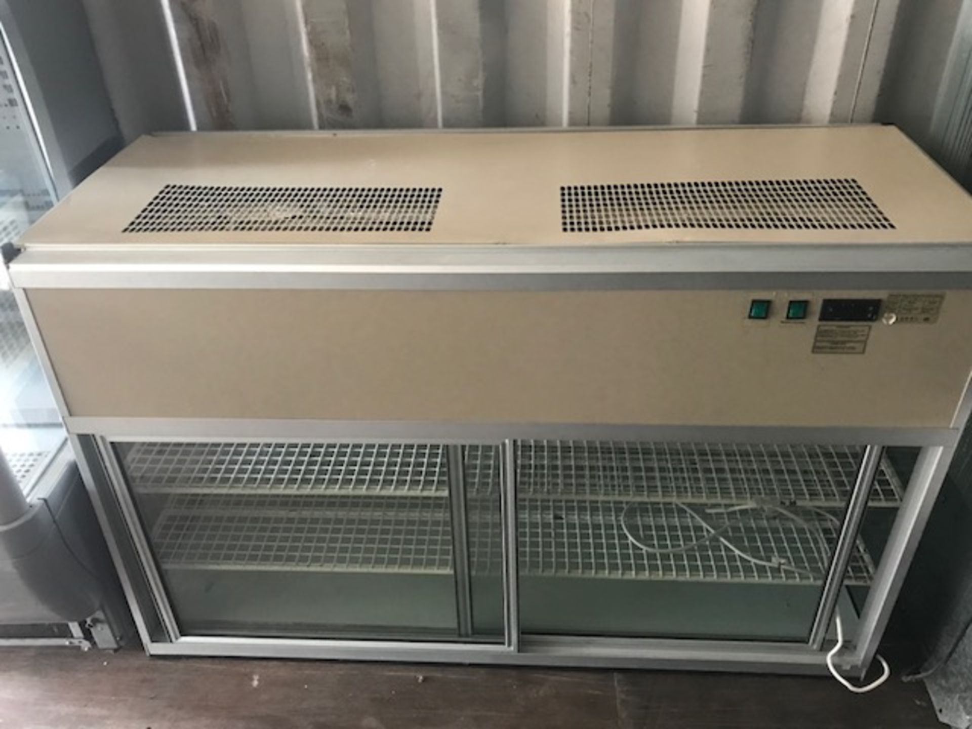 Lincat RFR150S Refrigerated merchandiser The Lincat RFR150S refrigerated merchandiser is excellent