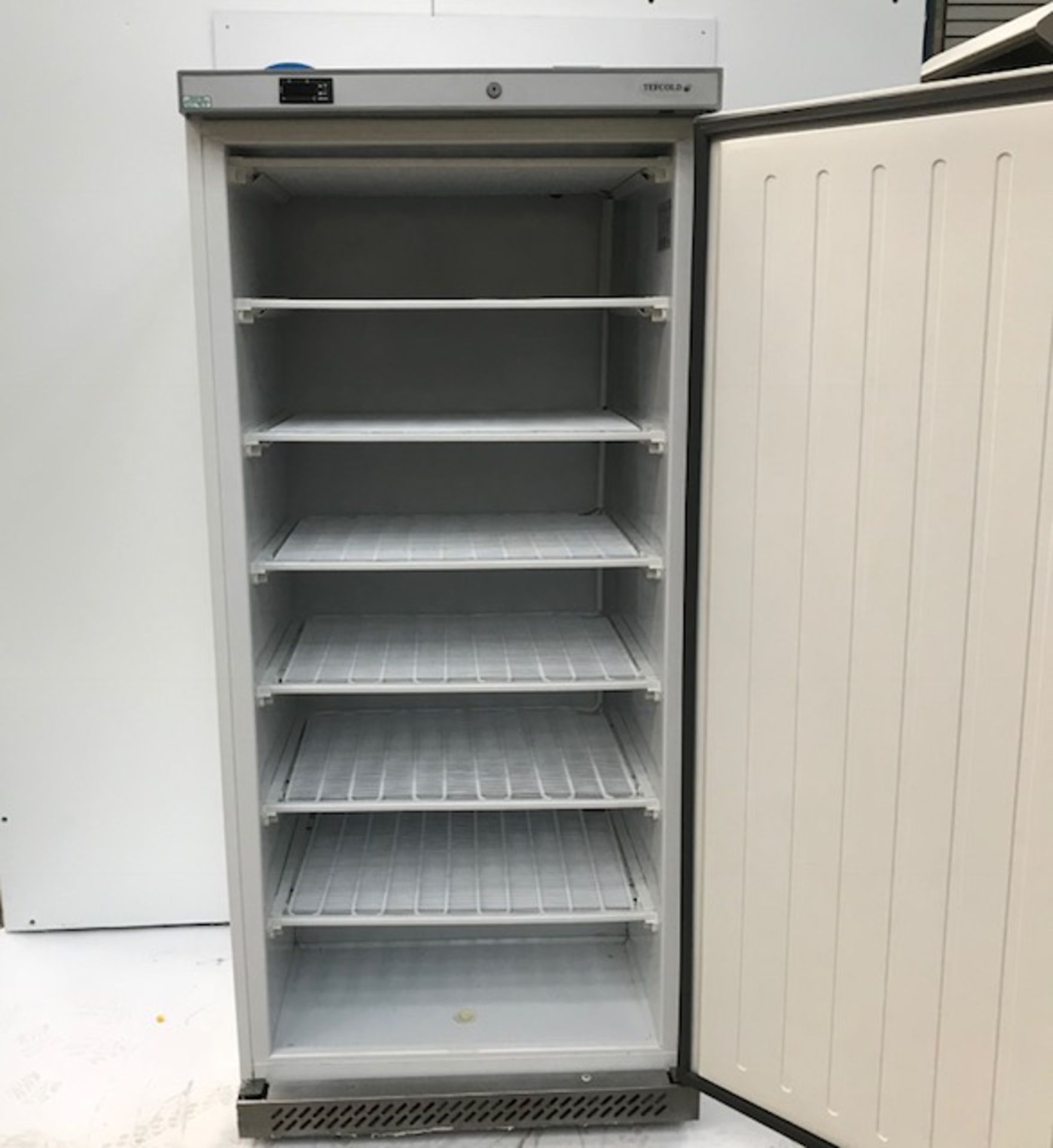 Tefcold UF550 Single door freezer Tefcold UF550 solid door freezer is an ideal freezer for any - Image 3 of 3