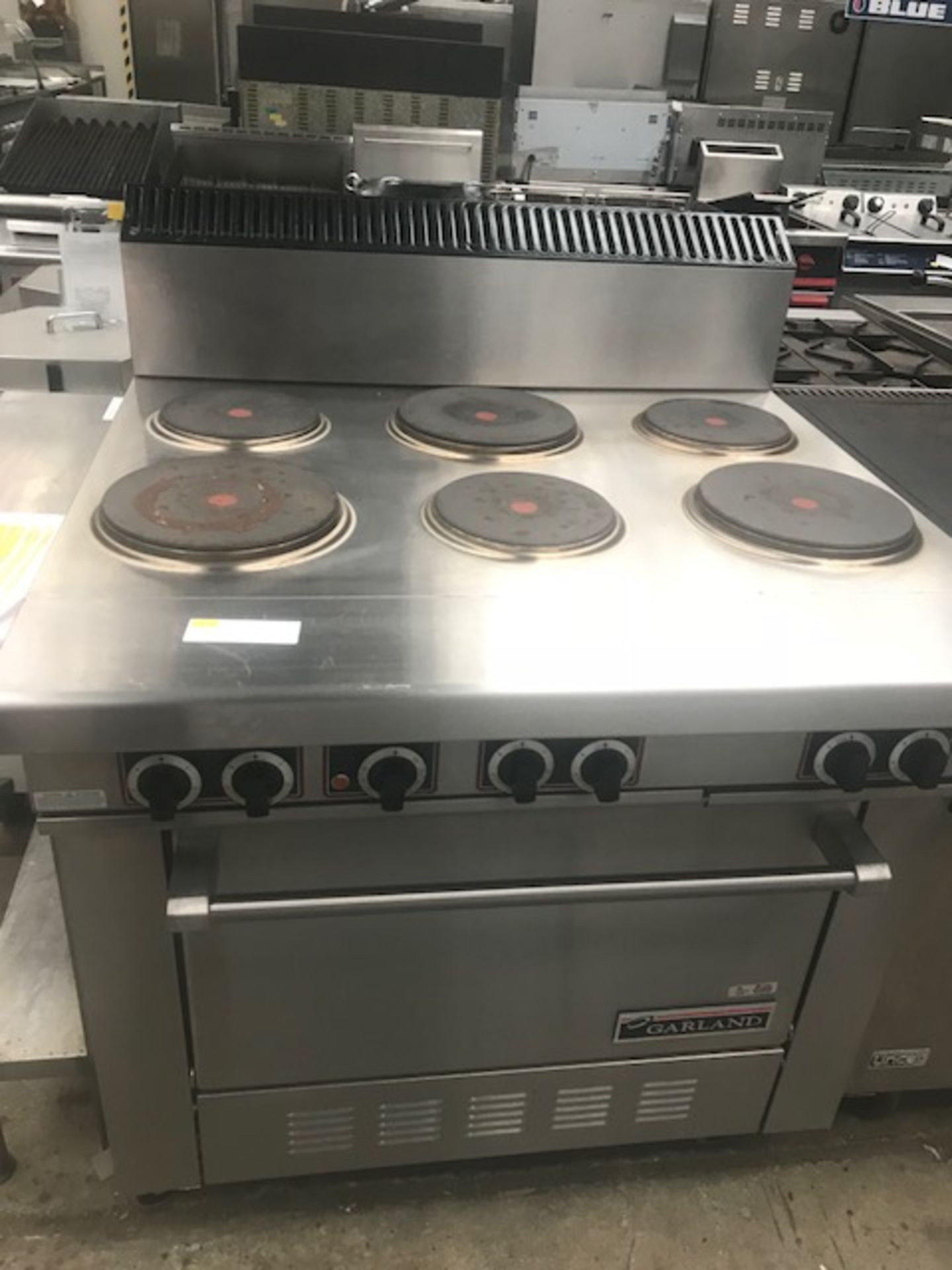 Garland SU685 Electric 6 ring Oven The Garland SU685 commercial restaurant range's full size "