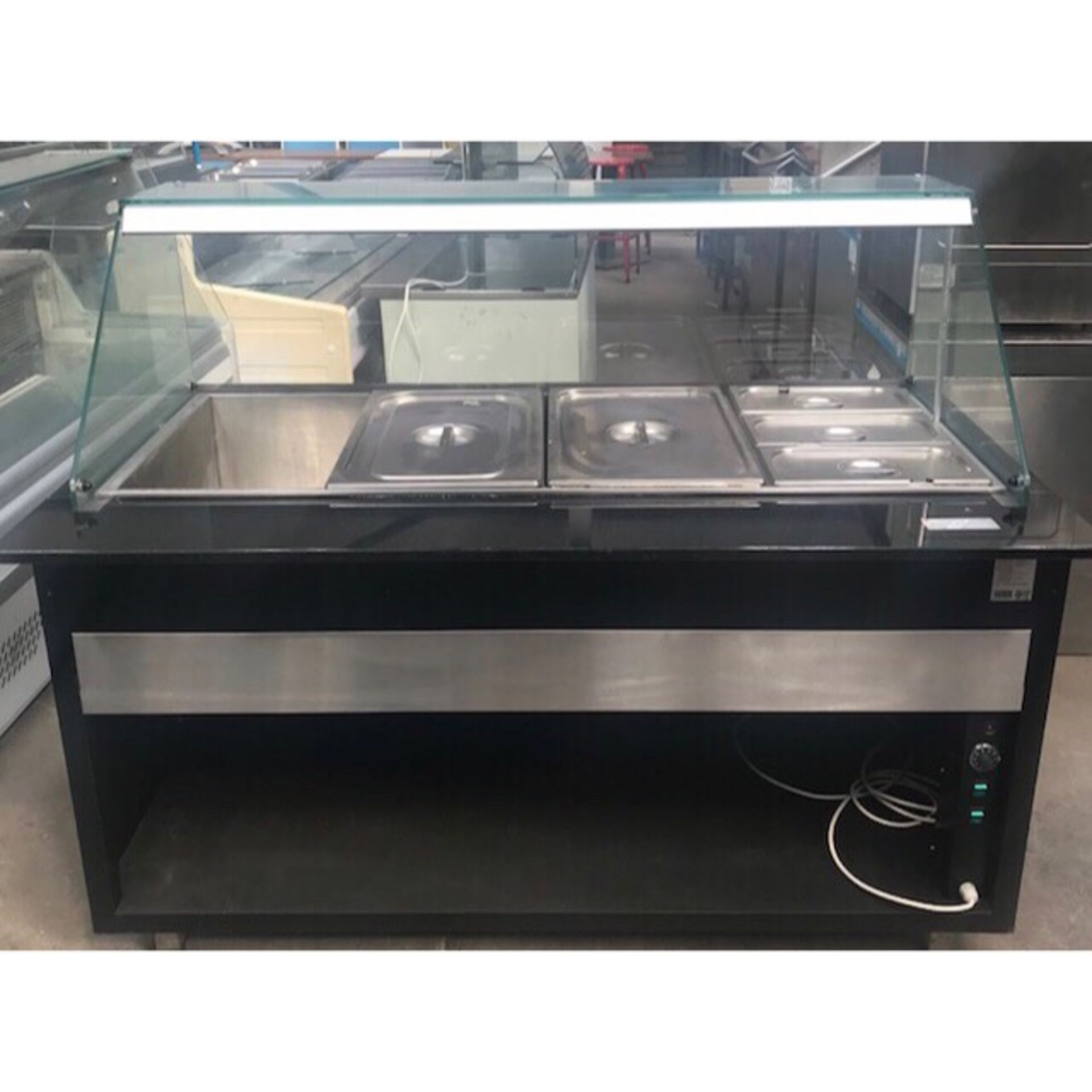 Igloo NST64174 Heated Servery with glass surround Heated servery unit with capacity for 4 x 1/1 - Image 2 of 2