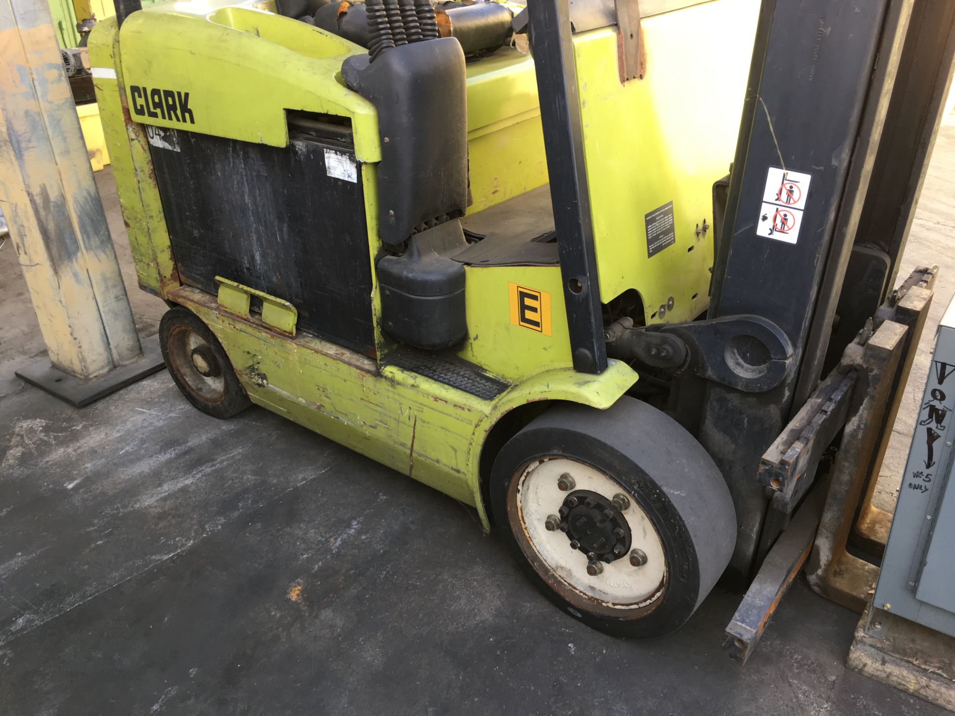 CLARK 4500 LB CAPACITY ELECTRIC FORKLIFT WITH BATTERY CHARGER Loading Fee: 100 - Image 3 of 9