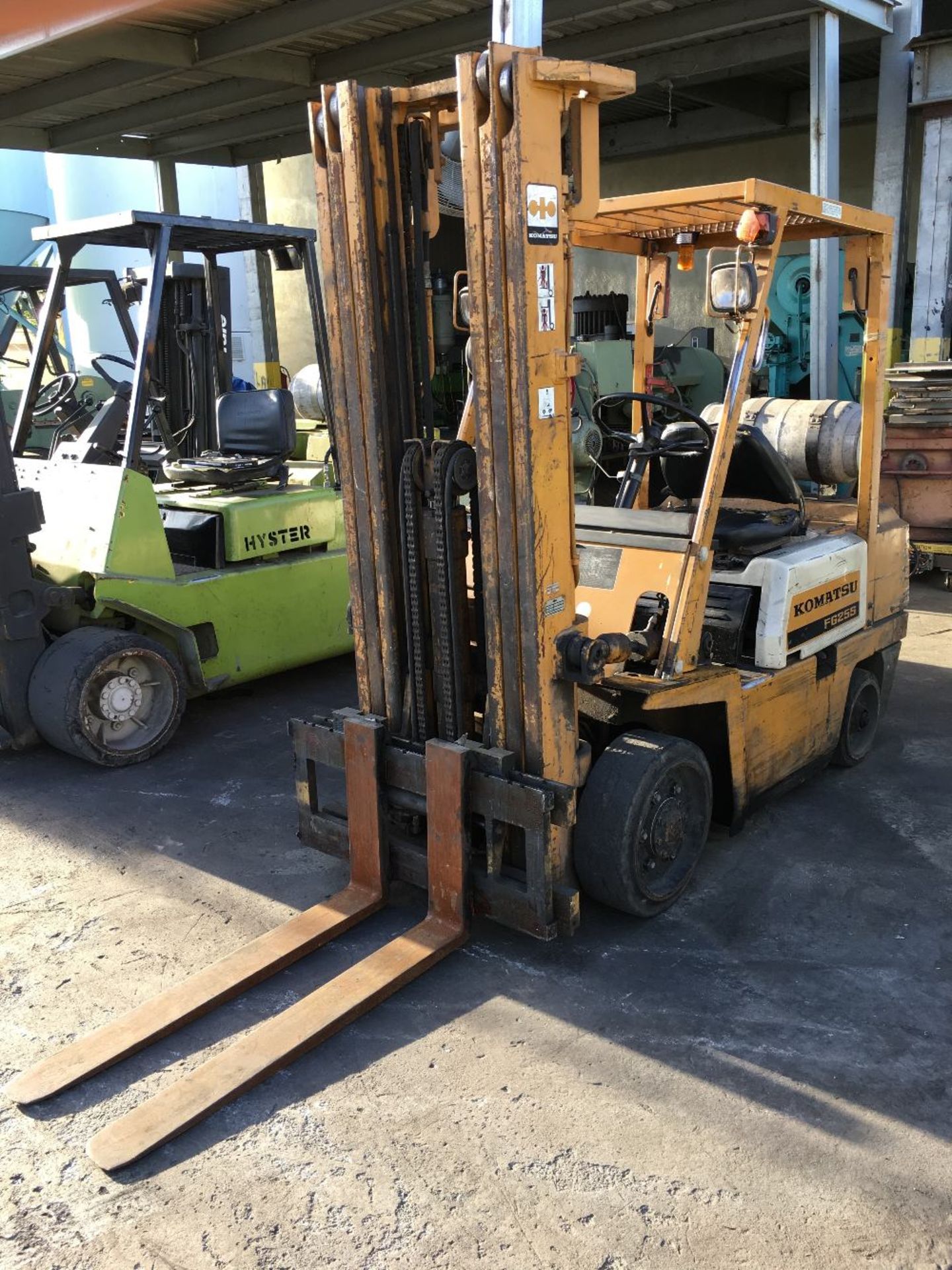 KOMATSU HG253-4 4,300 LB CAPACITY LP FORKLIFT w/ SIDE SHIFT