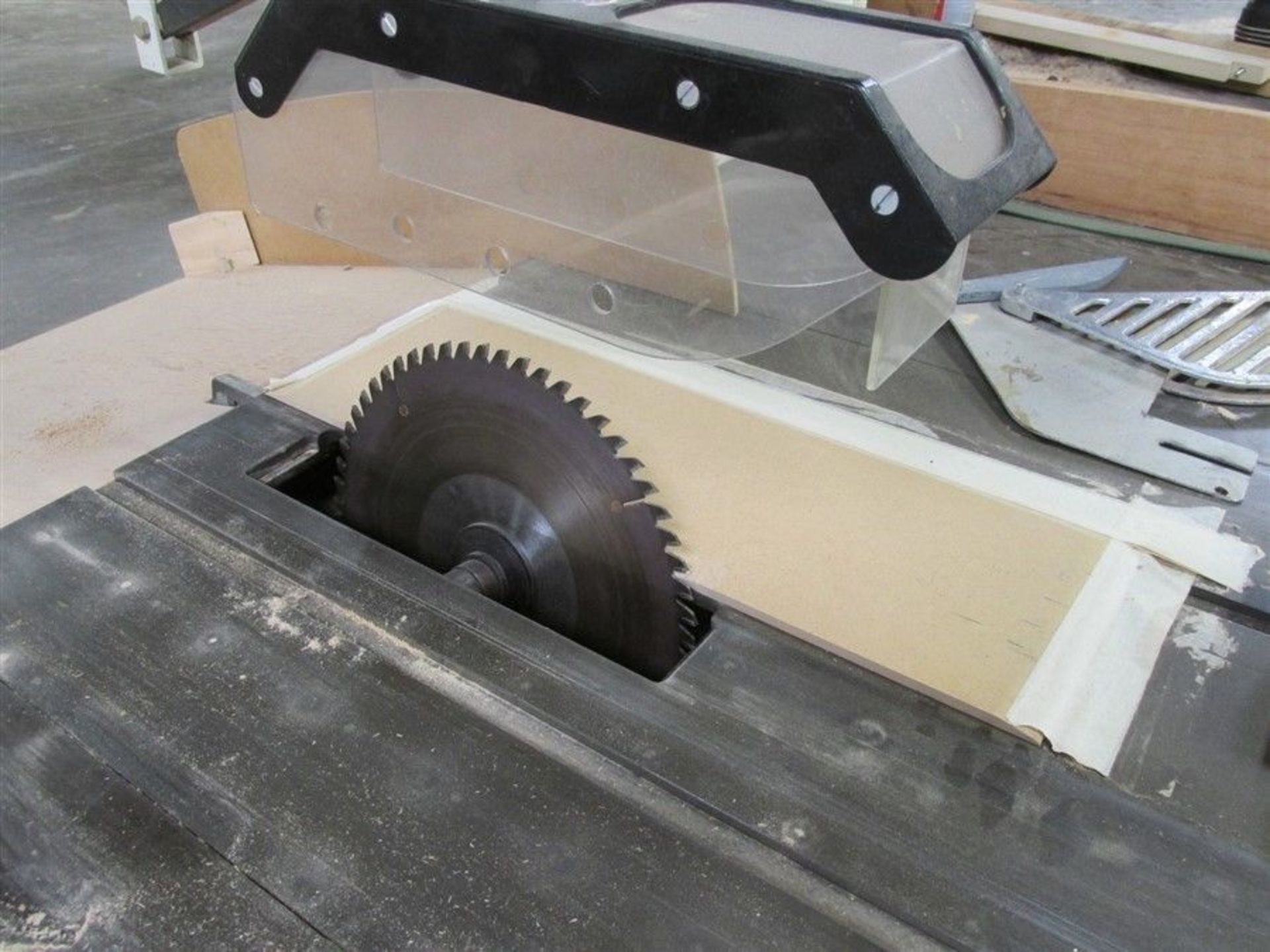 10" DAVIS & WELLS 4 HP TABLE SAW w/ BIESEMEYER BLADE GUARD VOLTAGE: 480 PHASE: 3 AMPS: 7.5 HP: 4 - Image 4 of 6