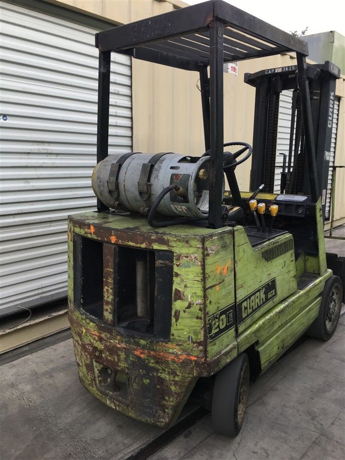 CLARK 4000 LB CAPACITY PROPANE FORKLIFT GCX20E Features: Side Shift Full access hood High visibility - Image 2 of 11