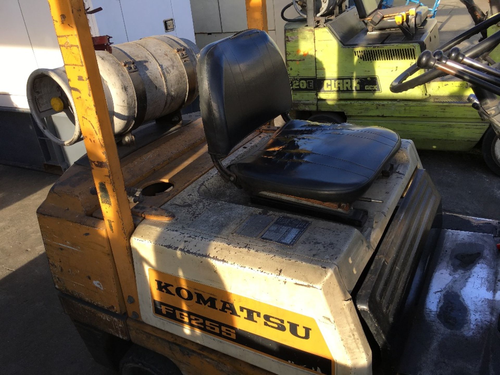 KOMATSU HG253-4 4,300 LB CAPACITY LP FORKLIFT w/ SIDE SHIFT - Image 6 of 12