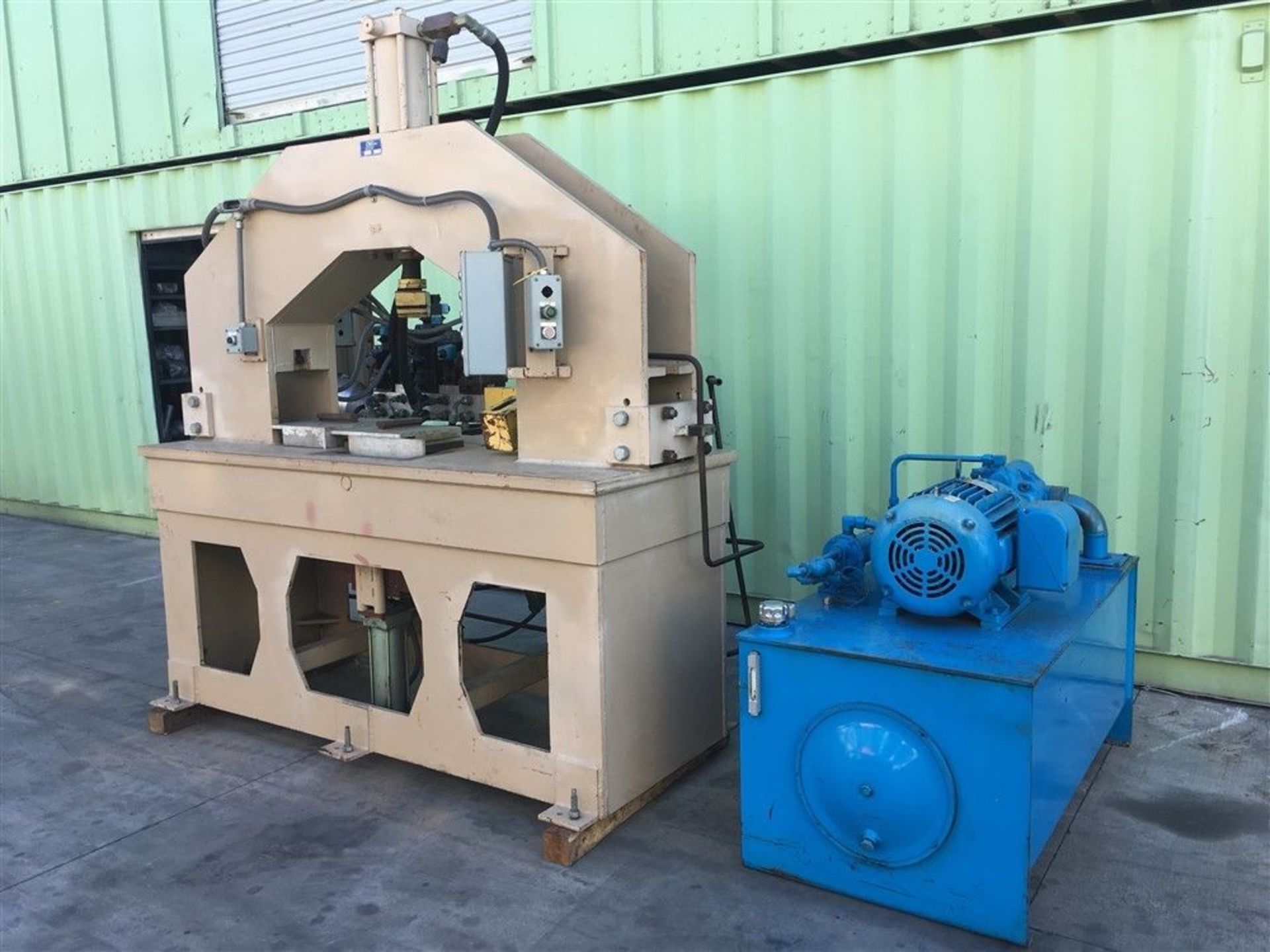 HYDRAULIC 4 CYLINDER ASSEMBLY PRESS W/ 140 GALLON 25 HP PUMP ASSEMBLY ARC DIMENSIONS: 46" X 26-3/