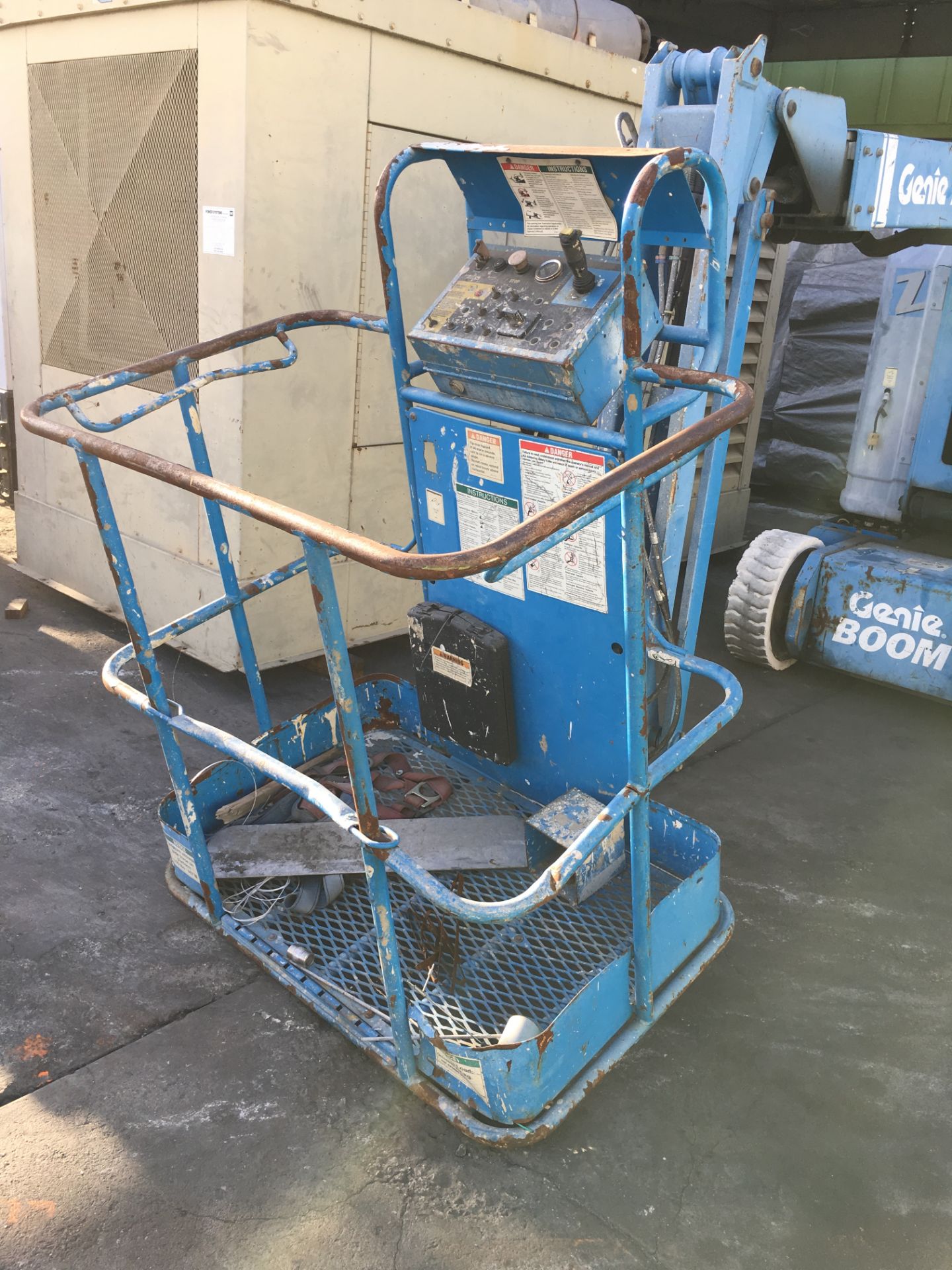 GENIE Z-30/20N ELECTRICAL ARTICULATED BOOM MAN LIFT 30FT HEIGHT 21 FT REACH 500 LBS CAP Loading Fee: - Image 2 of 10