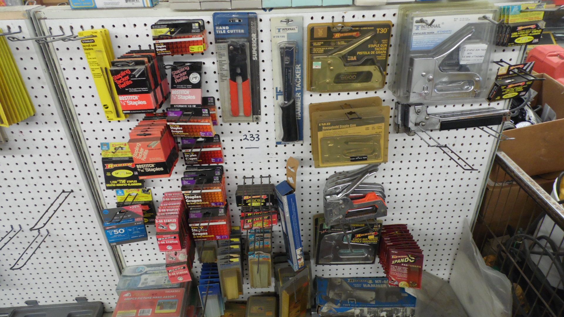 ASSORTED STAPLE GUNS & STAPLES