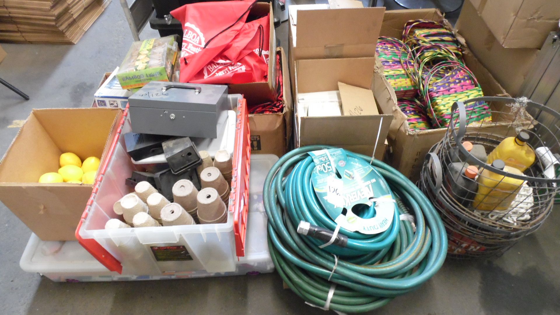LOT OF HOSES / BAGS / BASKETS