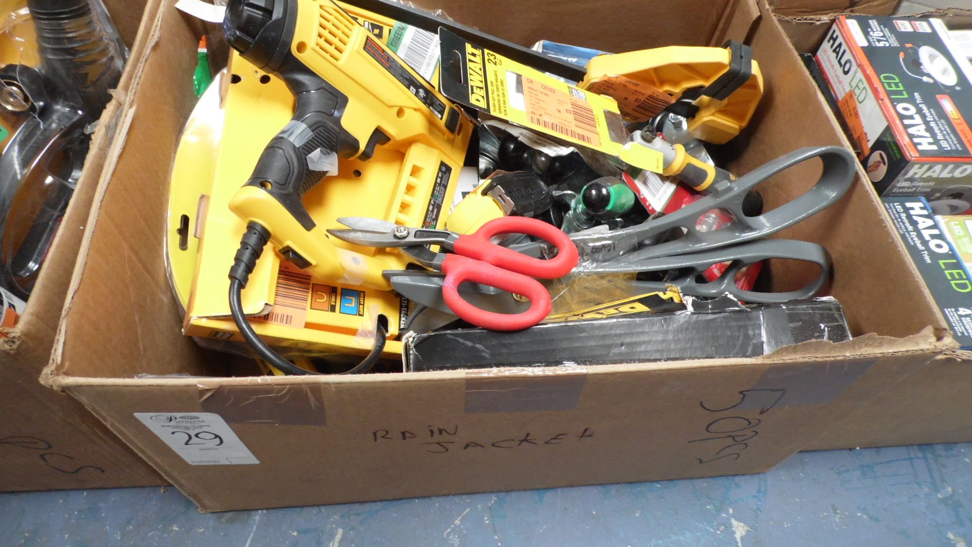 ASSORTED TOOLS / TAPE MEASURES / CUTTERS