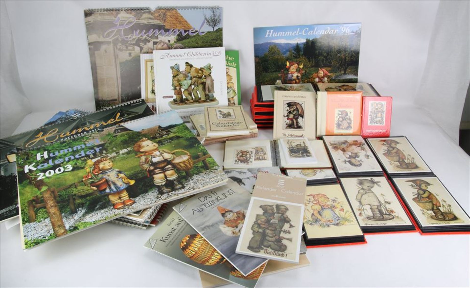 Konvolut Hummel Diverse Kalender, Bücher und ca. 300 Künstlerpostkarten. Guter Zustand, zum