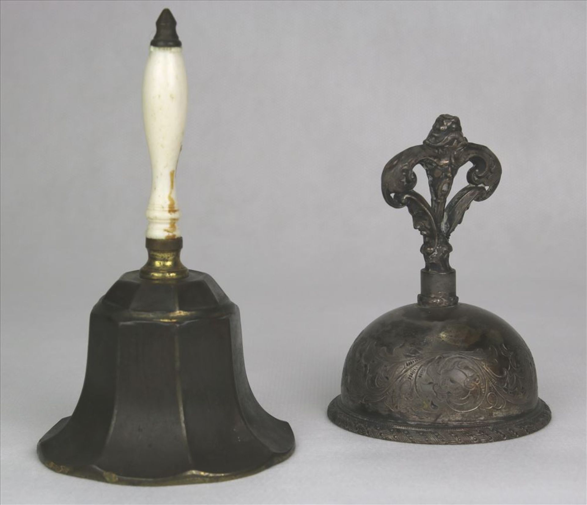 Konvolut Glocken 19./20. Jahrhundert. Zwei Tischglocken aus diversen Materialien gefertigt. Größte