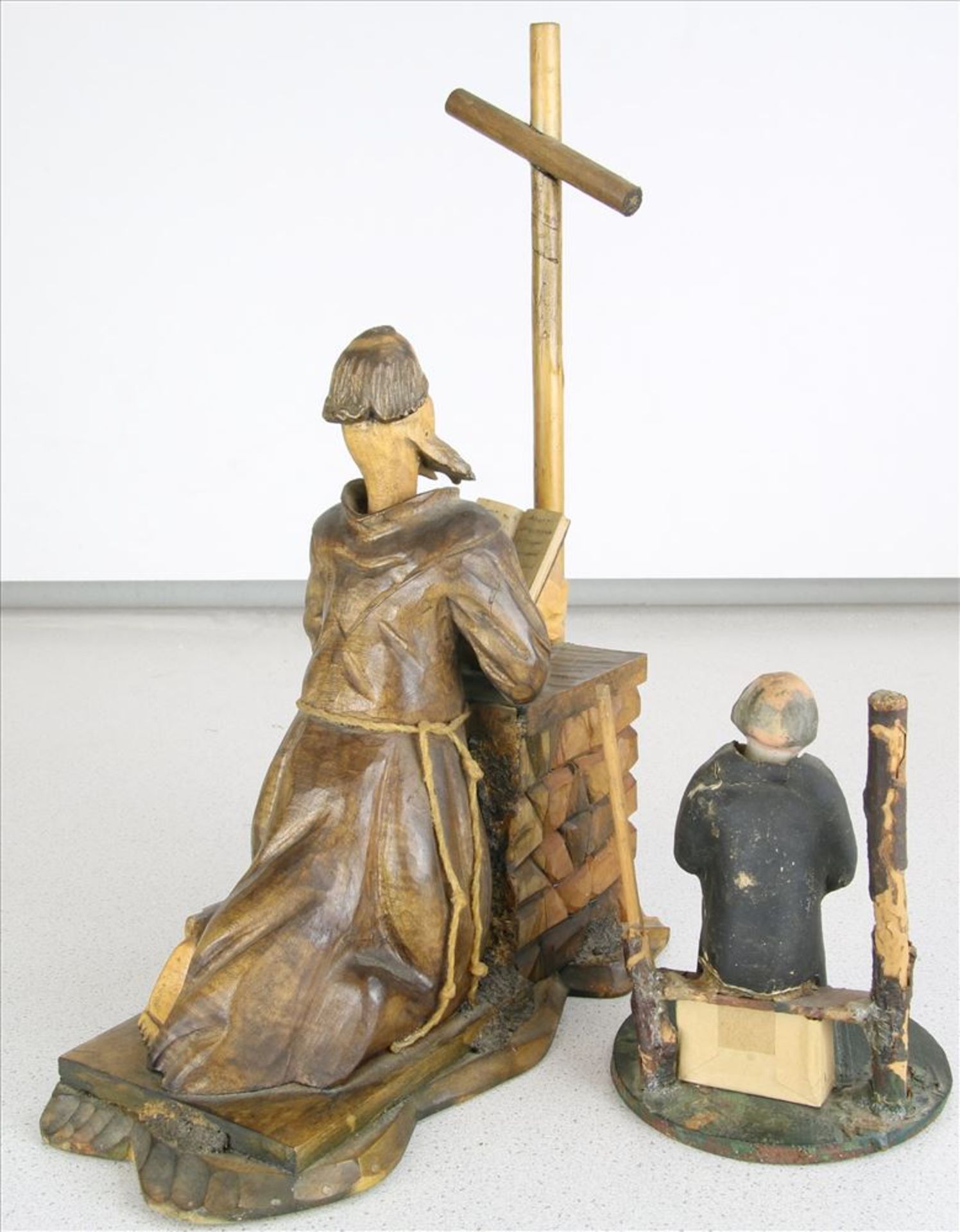 Zwei Nickfiguren Deutsch 19. Jahrhundert. Betender Heiliger, knieend vor einem Altar und ein - Bild 2 aus 4