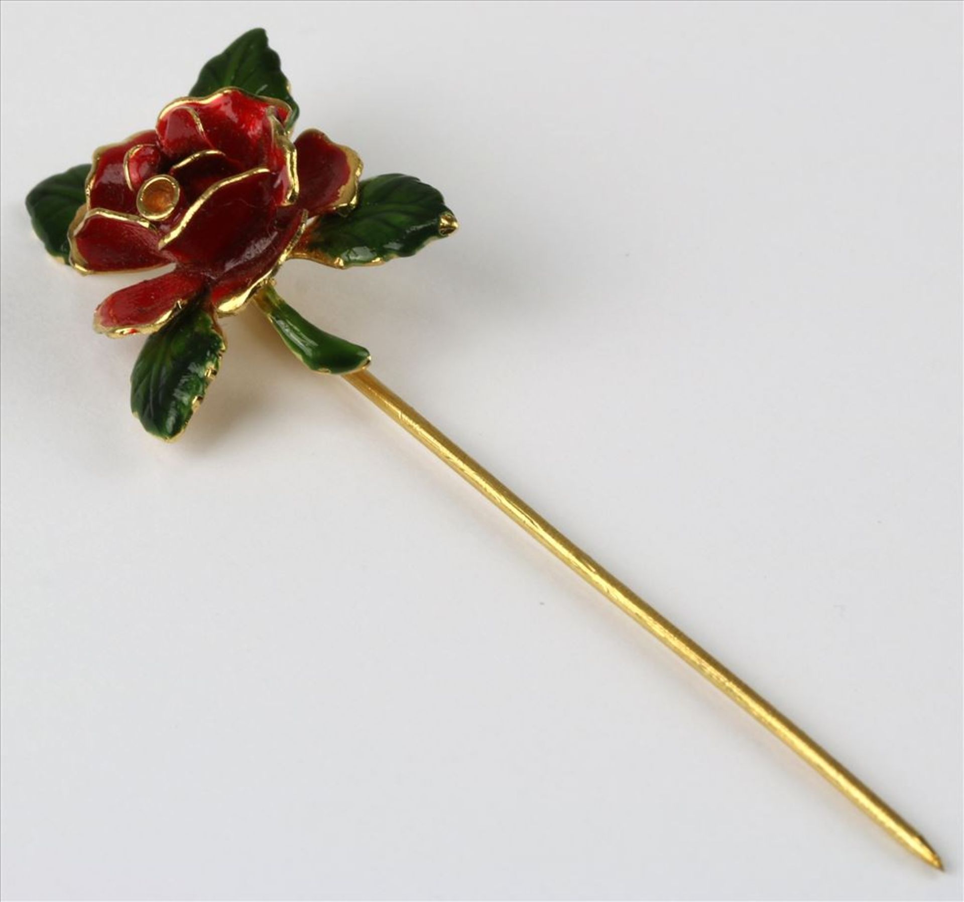 Rosennadel Wohl England um 1970. GG 12 Karat. Emaillierter Kopf in Form einer Rose mit Blättern.