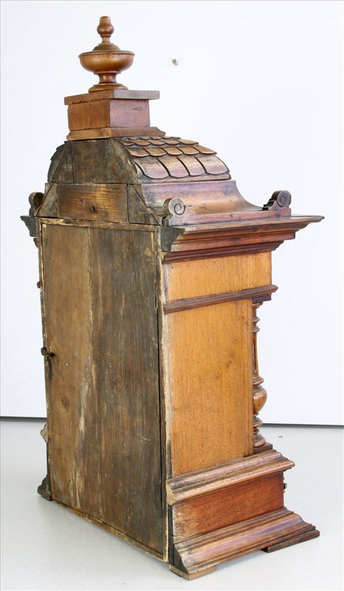 Historismus Konsoluhr Deutsch 19. Jahrhundert. Architektonisch gegliedertes Nußbaumgehäuse mit - Bild 4 aus 4