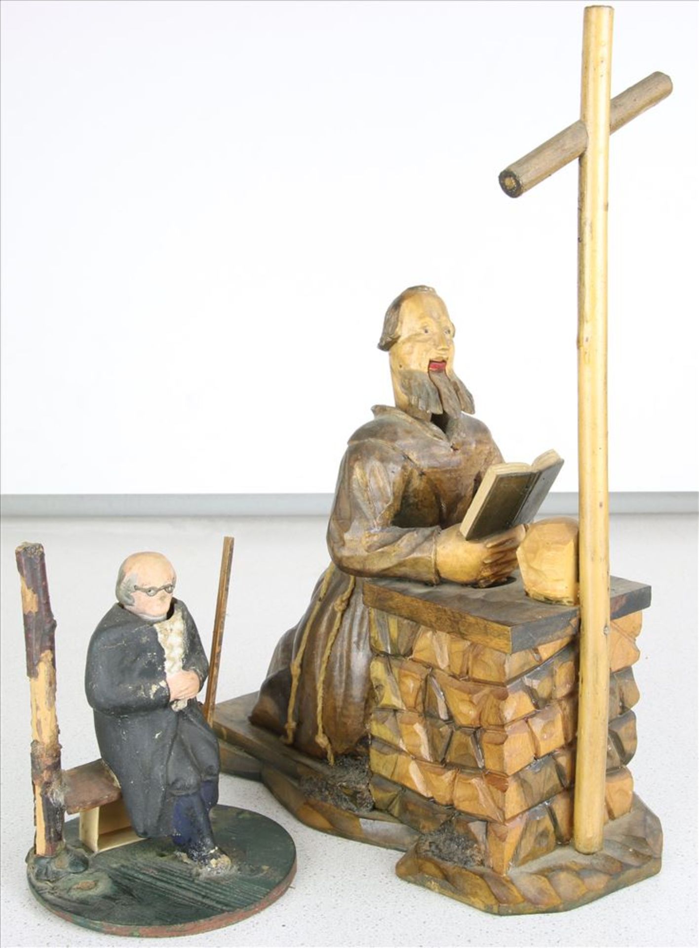 Zwei Nickfiguren Deutsch 19. Jahrhundert. Betender Heiliger, knieend vor einem Altar und ein
