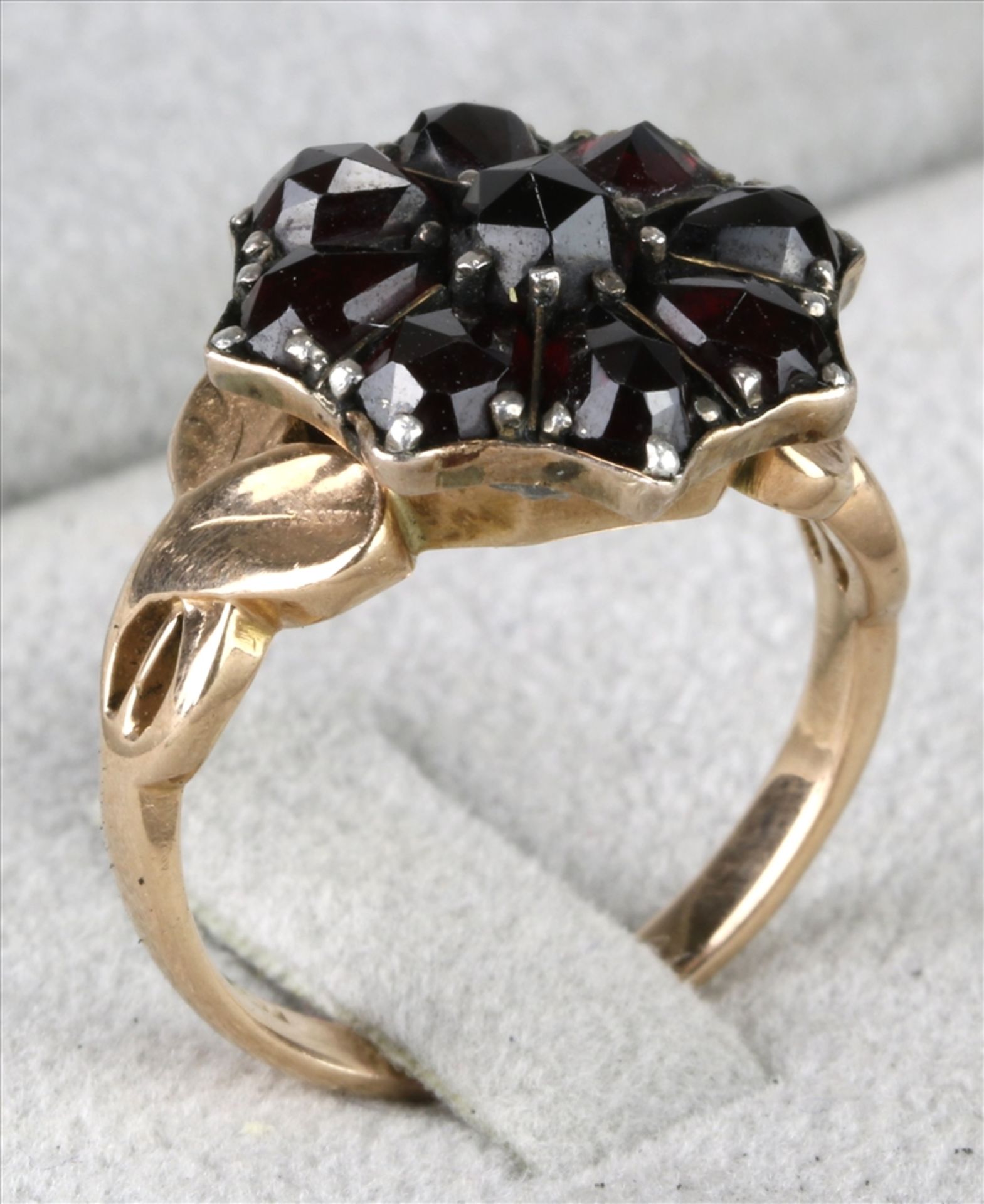 Granat Ring Wohl deutsch 20. JH. GG 585 verschlagen punziert, geprüft. Glatte Ringschiene, sich oben