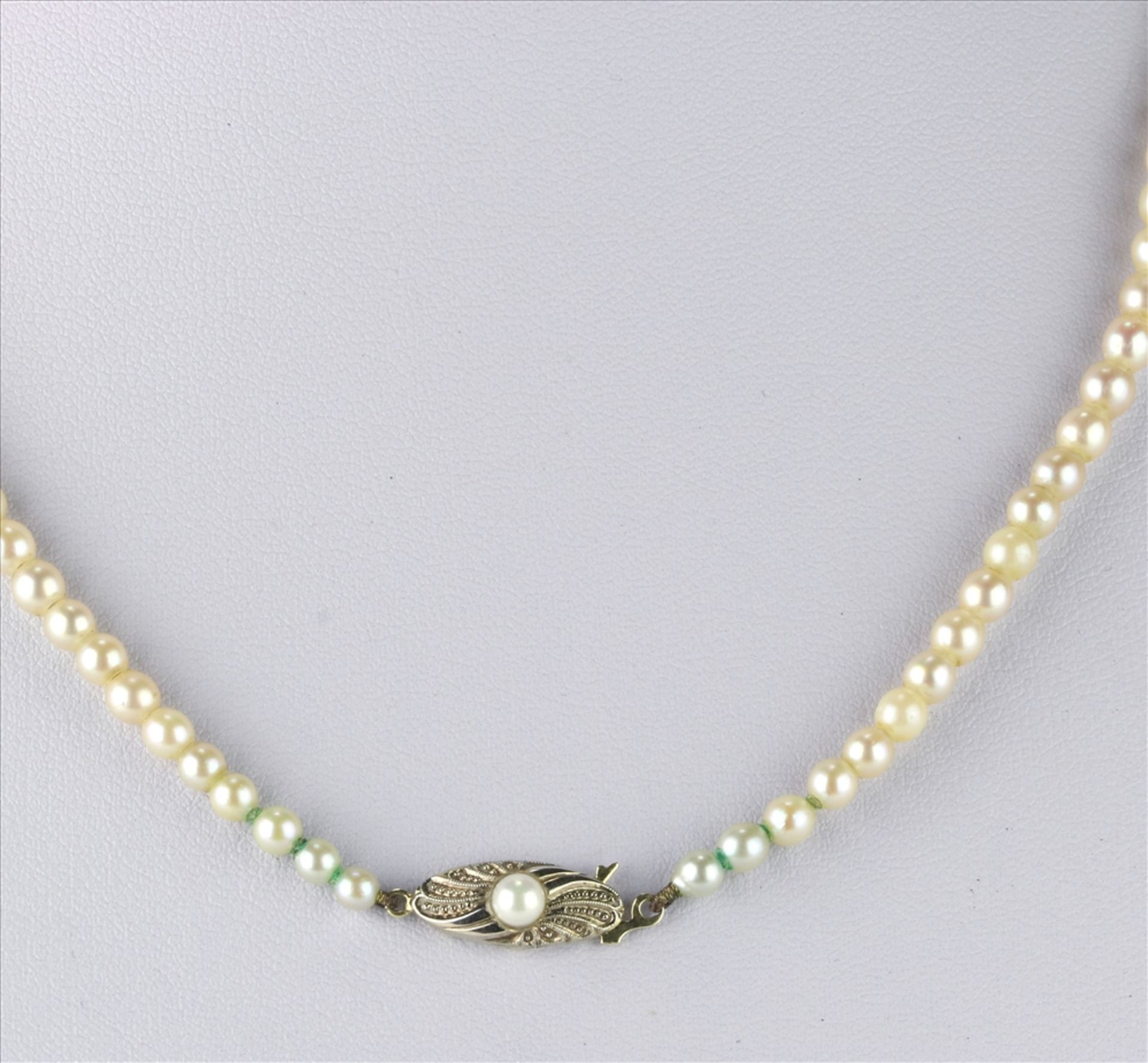 Perlenkette Deutsch 20. Jh. Verschluß GG 585 punziert und Süsswasserperlen im Verlauf. Durchmesser