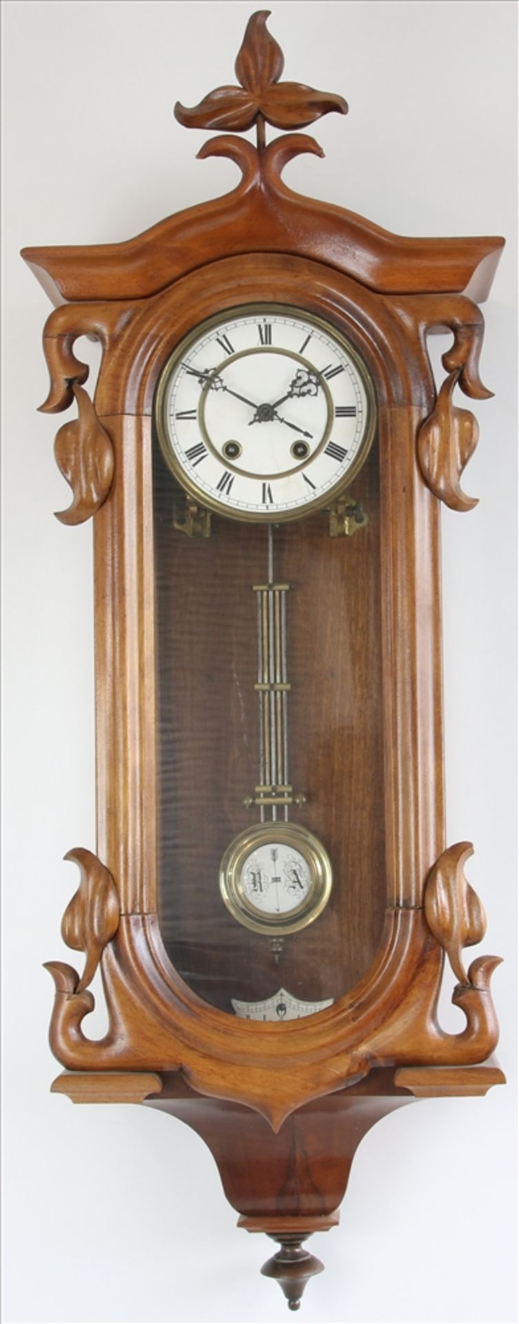 Jugendstil Regulator Lenzkirch um 1900. Dreiseitenverglastes Nußbaumgehäuse mit schönen