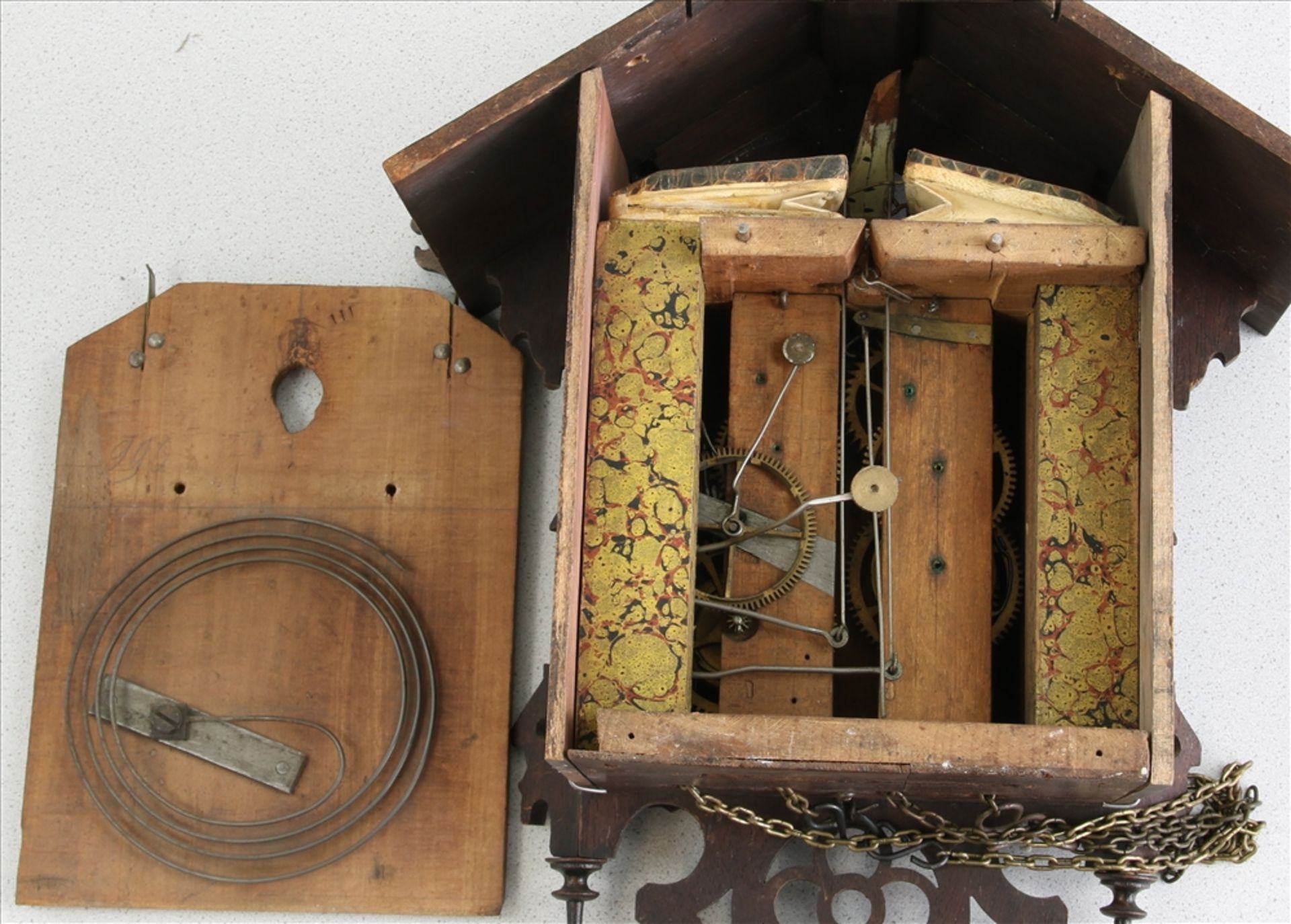 Kuckucksuhr Schwarzwald um 1880. Holzgehäuse mit Applikationen und Messingräderwerk im Holzgehäuse - Bild 2 aus 3