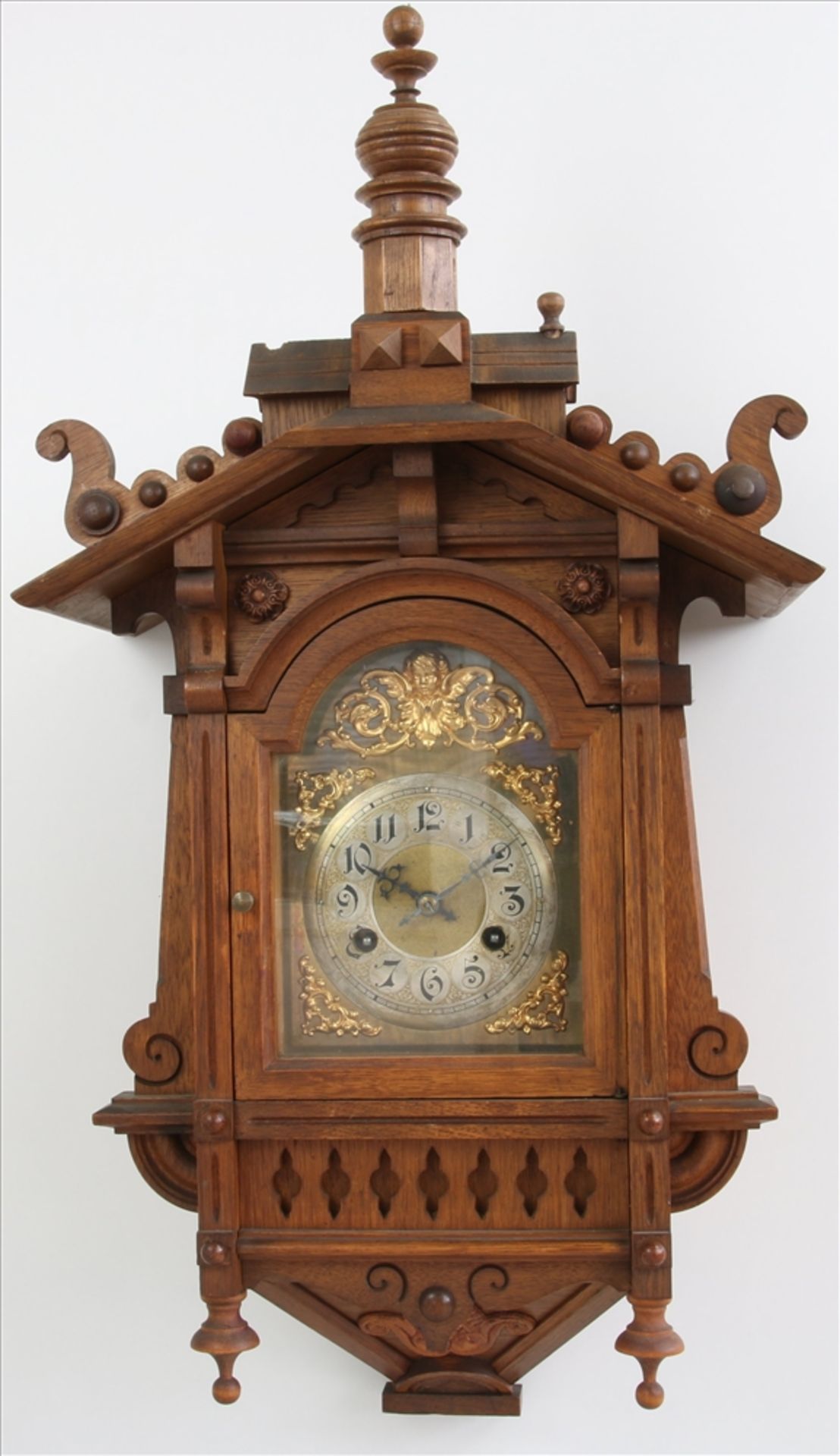 Seltene Wanduhr Junghans um 1900. Architektonisch gebautes Holzgehäuse mit schönen Applikationen.