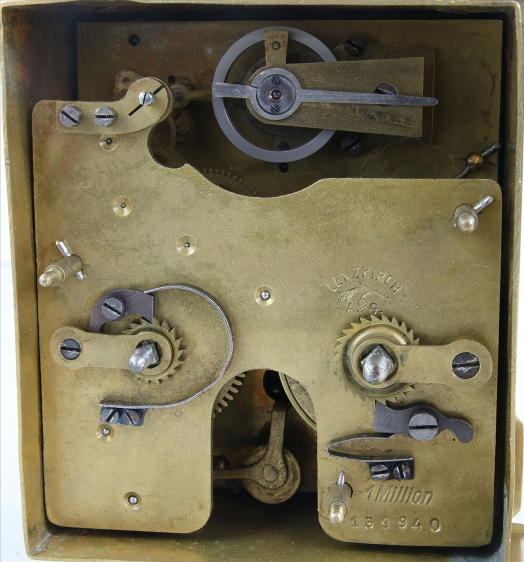 Lenzkircher Wecker um 1900. Metallgehäuse mit sehr schönen Applikationen. Emaillezifferblatt mit - Bild 3 aus 3