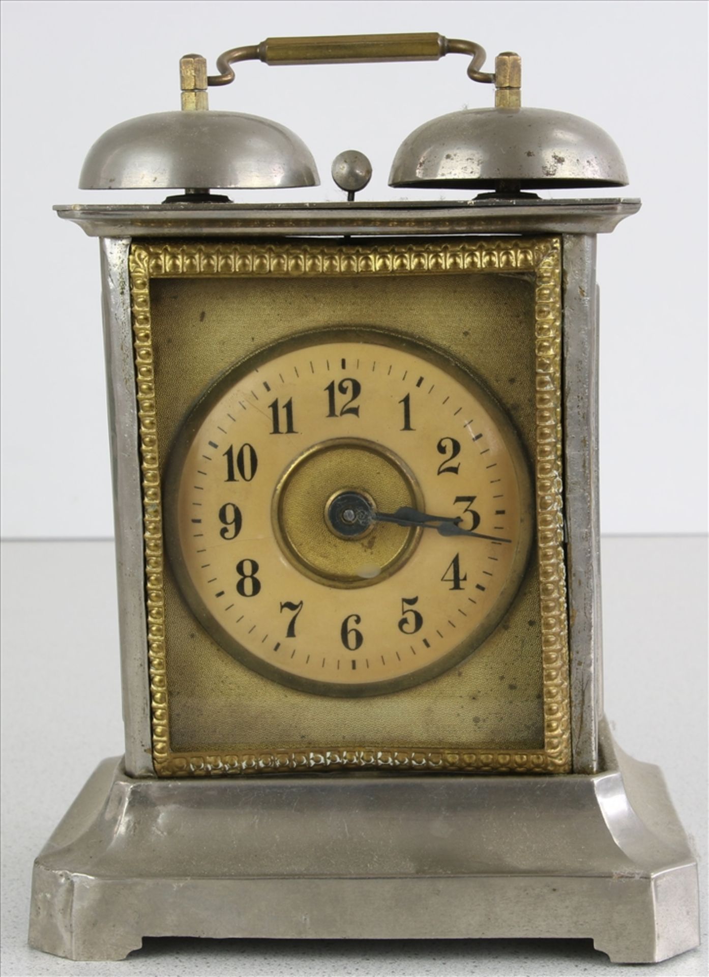 Junghans Wecker um 1900. Metallgehäuse mit seitlicher Verglasung. Schlag auf zwei Glocken. Größe ca.