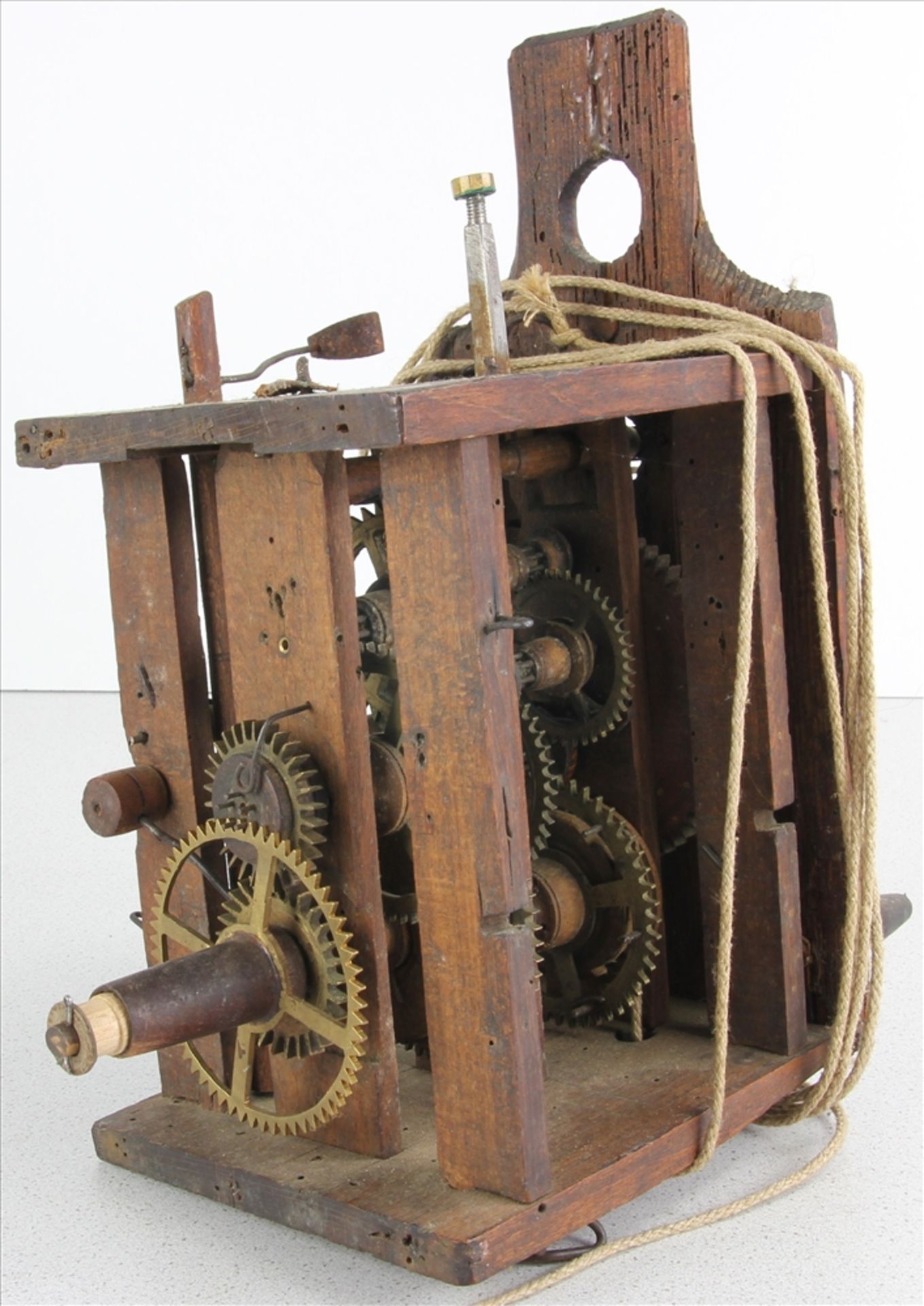 Barockuhrwerk Schwarzwald um 1800. Stollenuhrgehäuse mit Hinterpendel. Holzgespindeltes