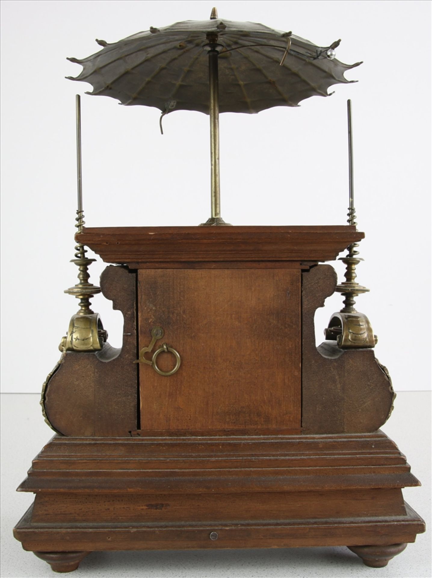 Tischuhr mit fliegendem Pendel Wohl deutsch für den amerikanischen Markt um 1900. Holzgehäuse mit - Bild 3 aus 4