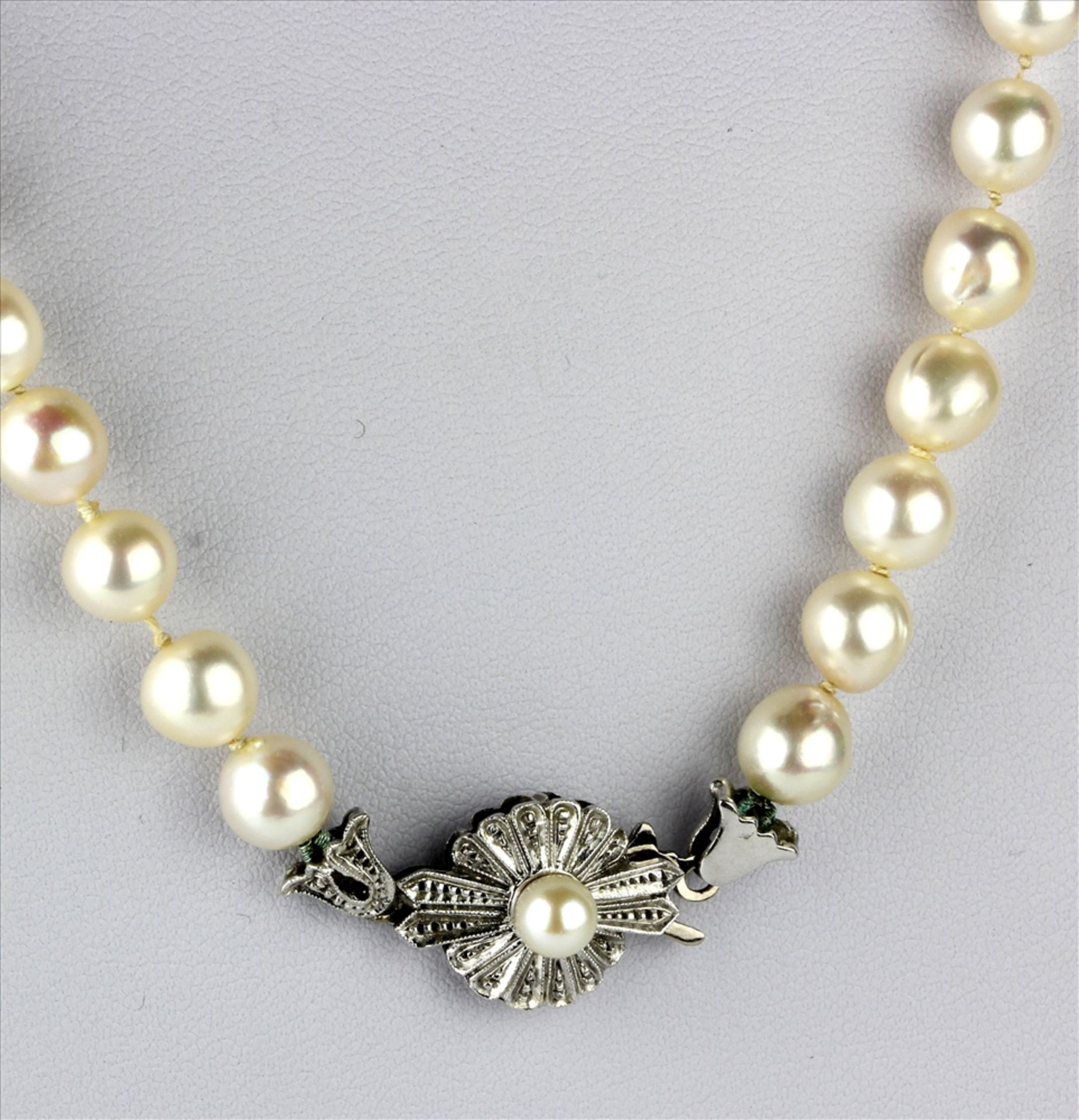 Perlenkette Deutsch 20. Jh. WG 585 und einreihig geknüpfte Naturperlen, Durchmesser ca. 7 mm.
