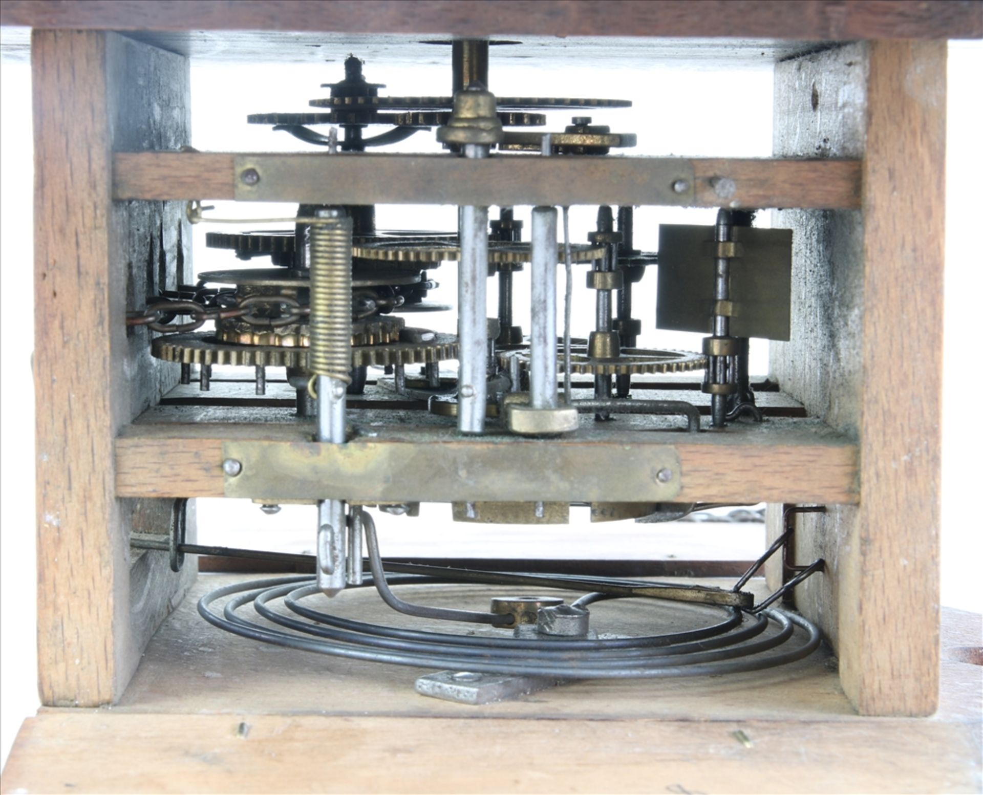 Schwarzwalduhr um 1880. Holzgehäuse mit jaglichen Applikationen und Messingräderwerk im - Bild 3 aus 4